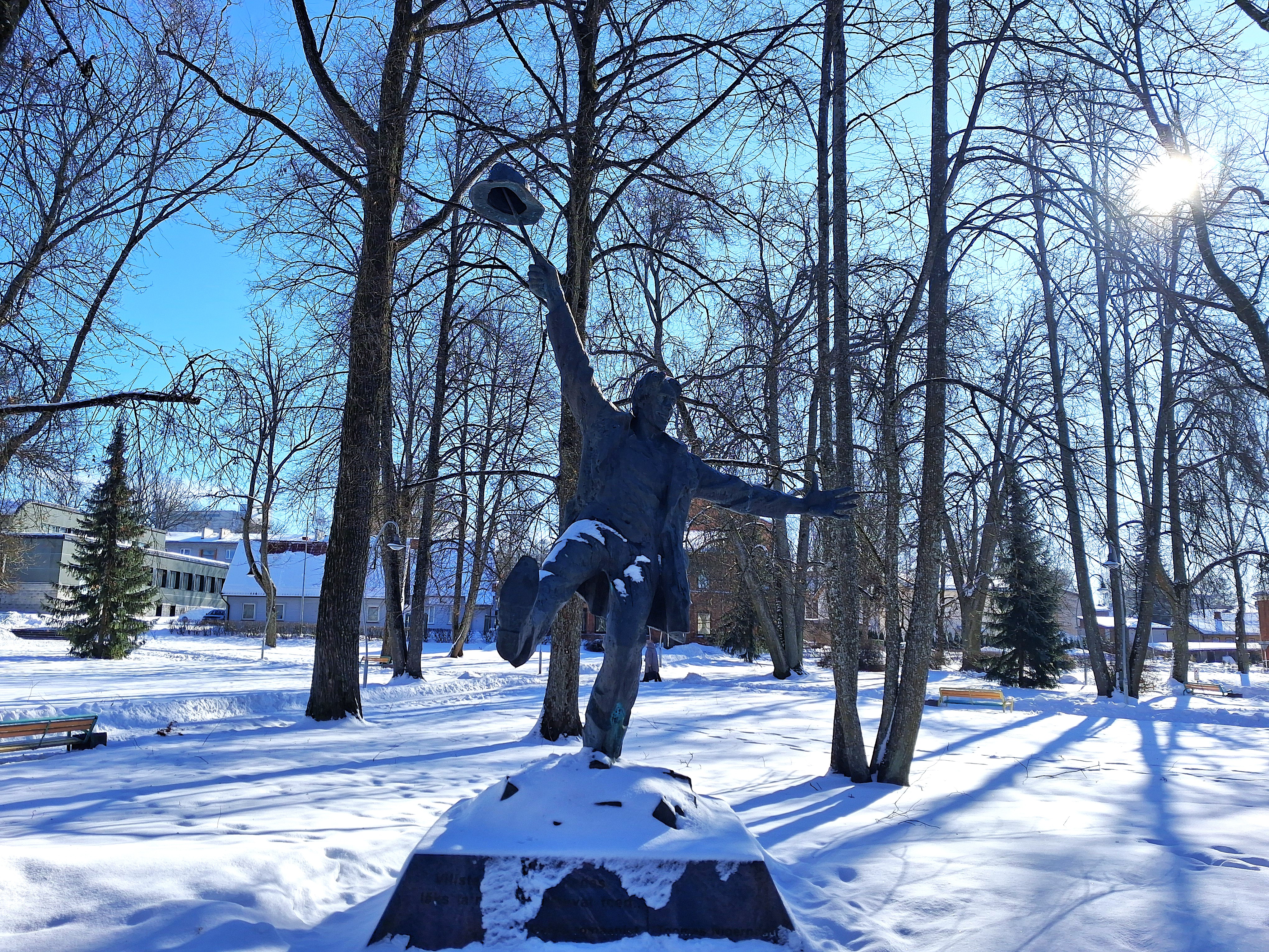 Säde pargis tervitab tulijaid uljalt kaabut tõstes Nipernaadi – igavene rännumees ja unistaja. Vaata ta tõstetud rännusaapa talda ja Sa näed kutsuvaid