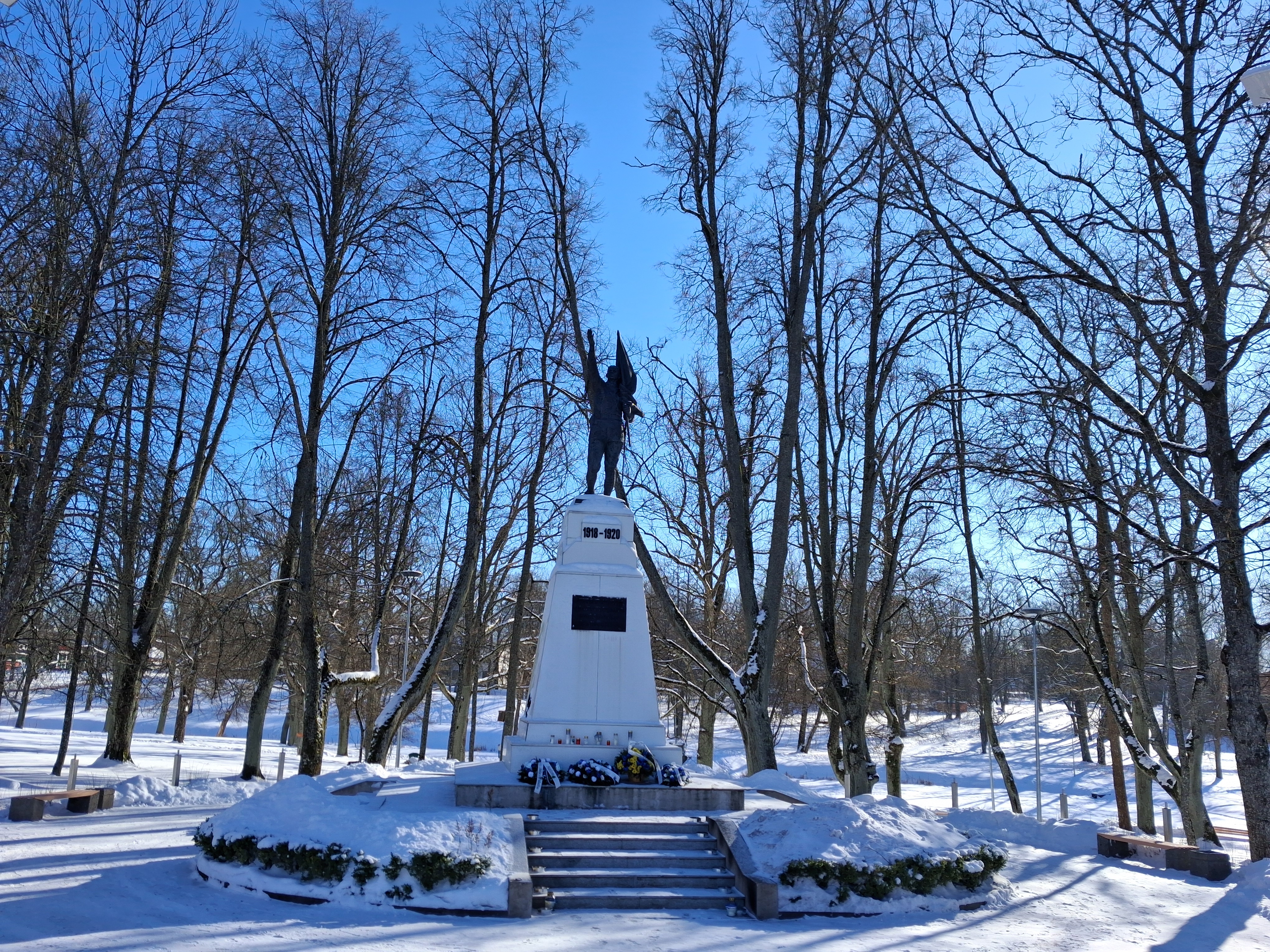 Vabadussõja ausammas talvises Valgas