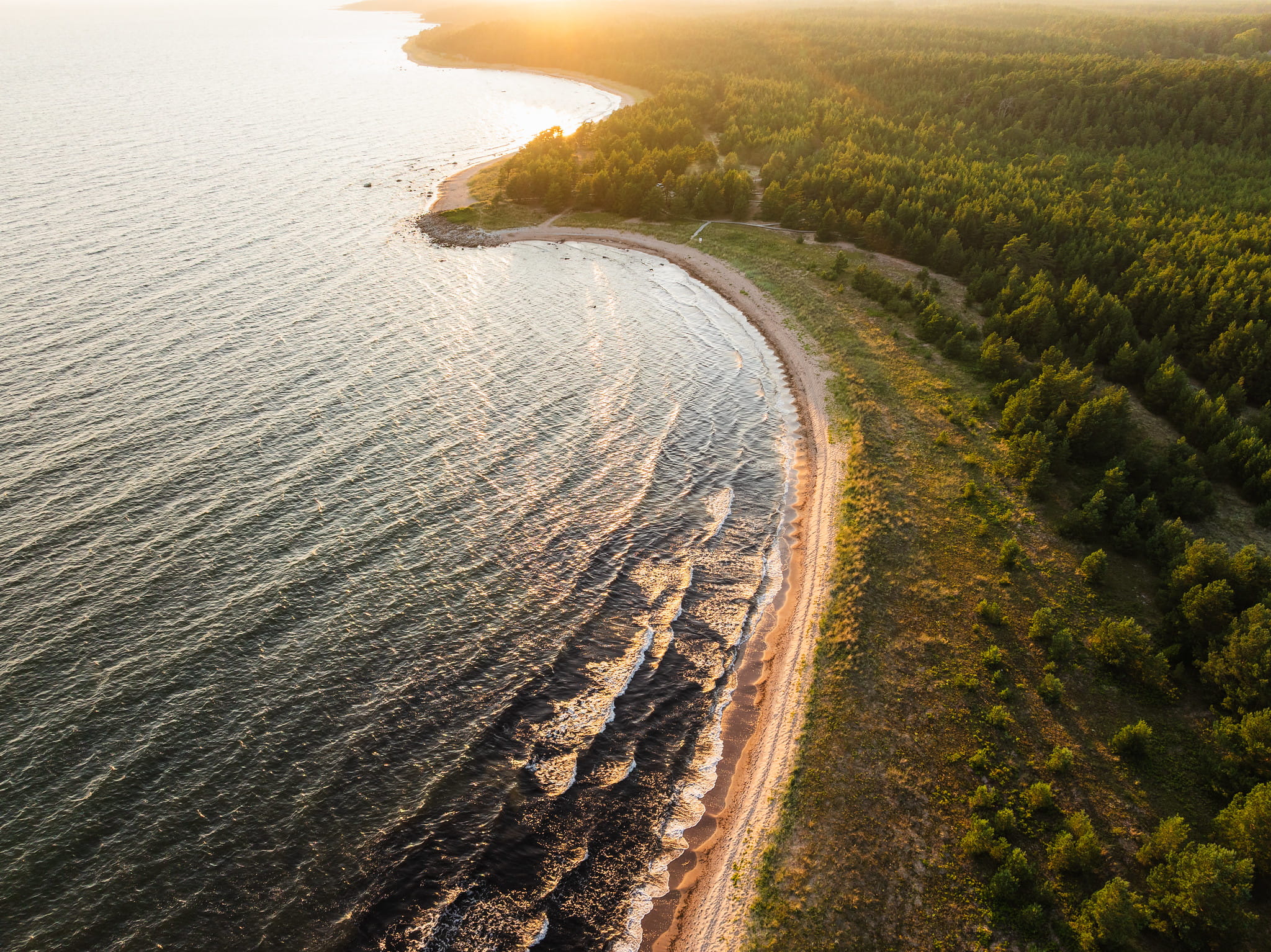 Kaleste lahe ääres asub 1,8 km pikkune rannikukooslusi tutvustav ja mööda metsastunud luiteid kulgev Kaleste õpperada. Lisaks looduselamuse hankimisel