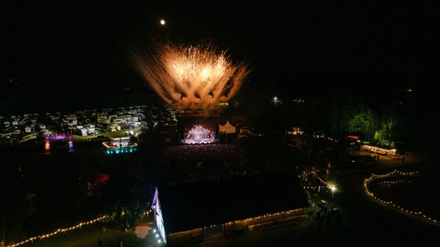 Beim TRESKI FEST dreht sich alles um Natur, Kultur und Inspiration. Das Herzstück des Festivals ist die einzigartige Freilichtbühne, die 2021 fertigge