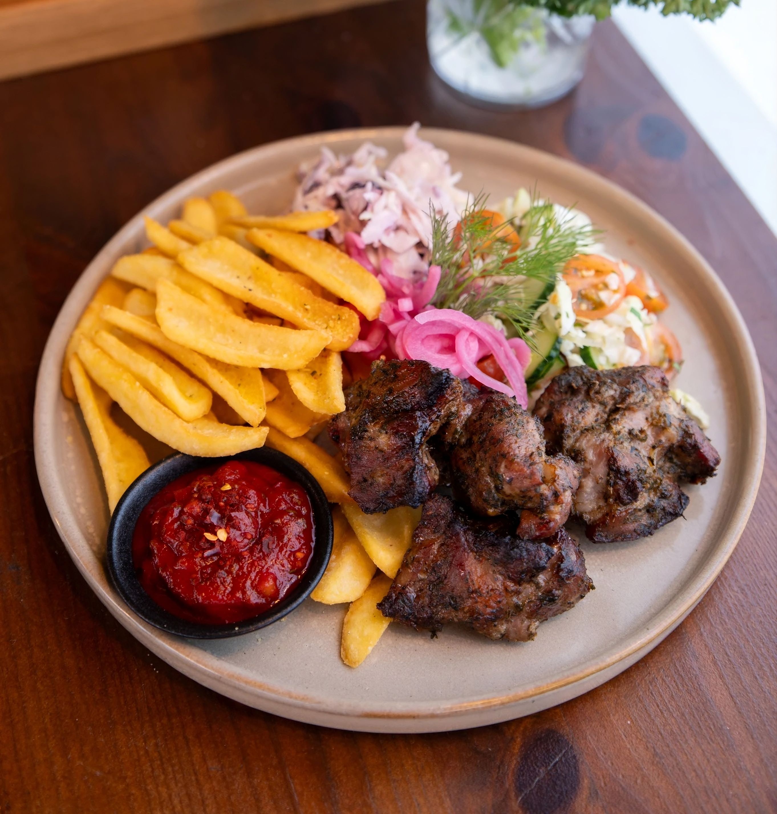 Rebaseonu Grilli šašlõkk friikartulitega