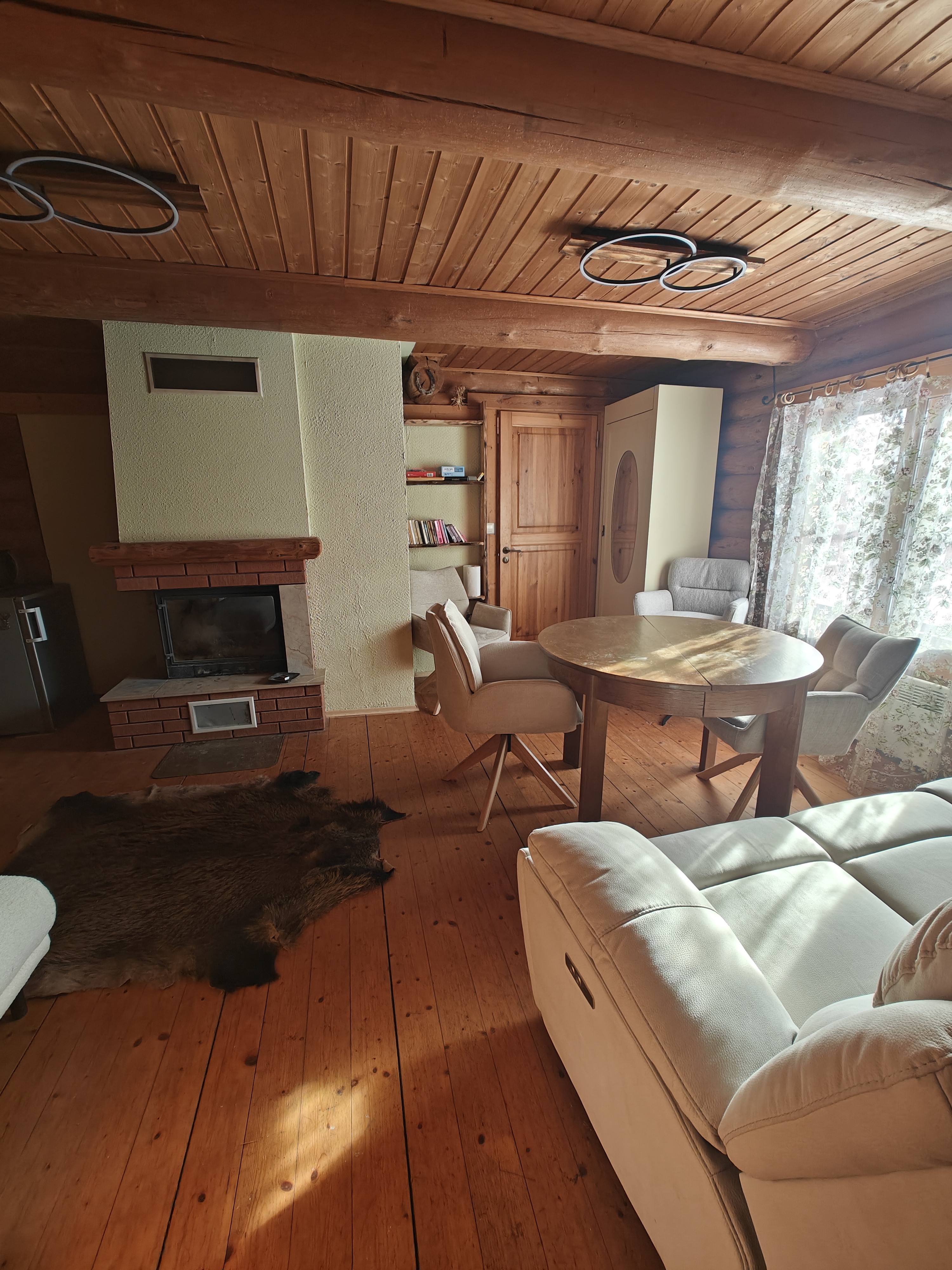 Vahtramäe saunamaja elutuba