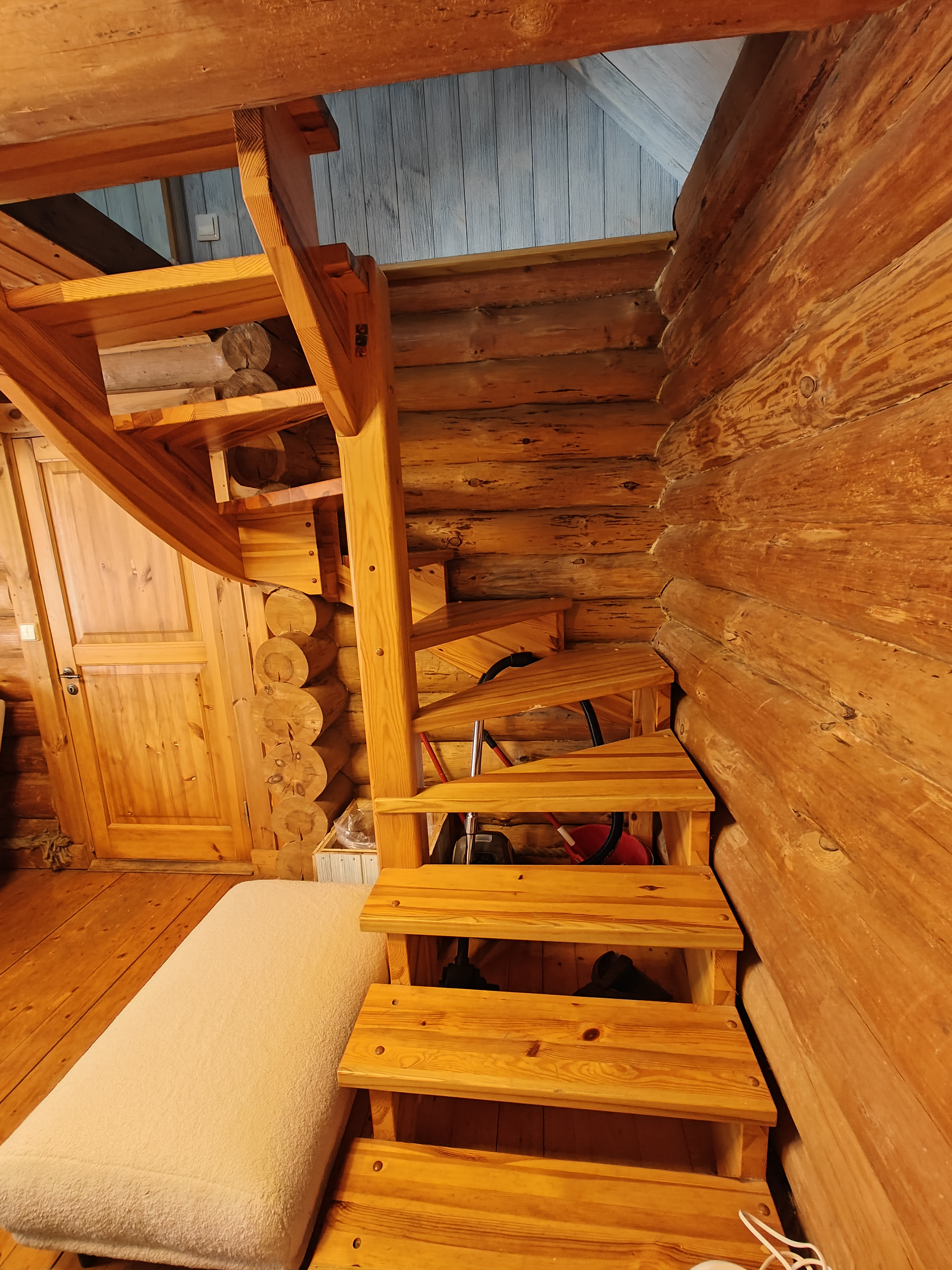 Vahtramäe saunamaja trepp, mis viib magamistuppa