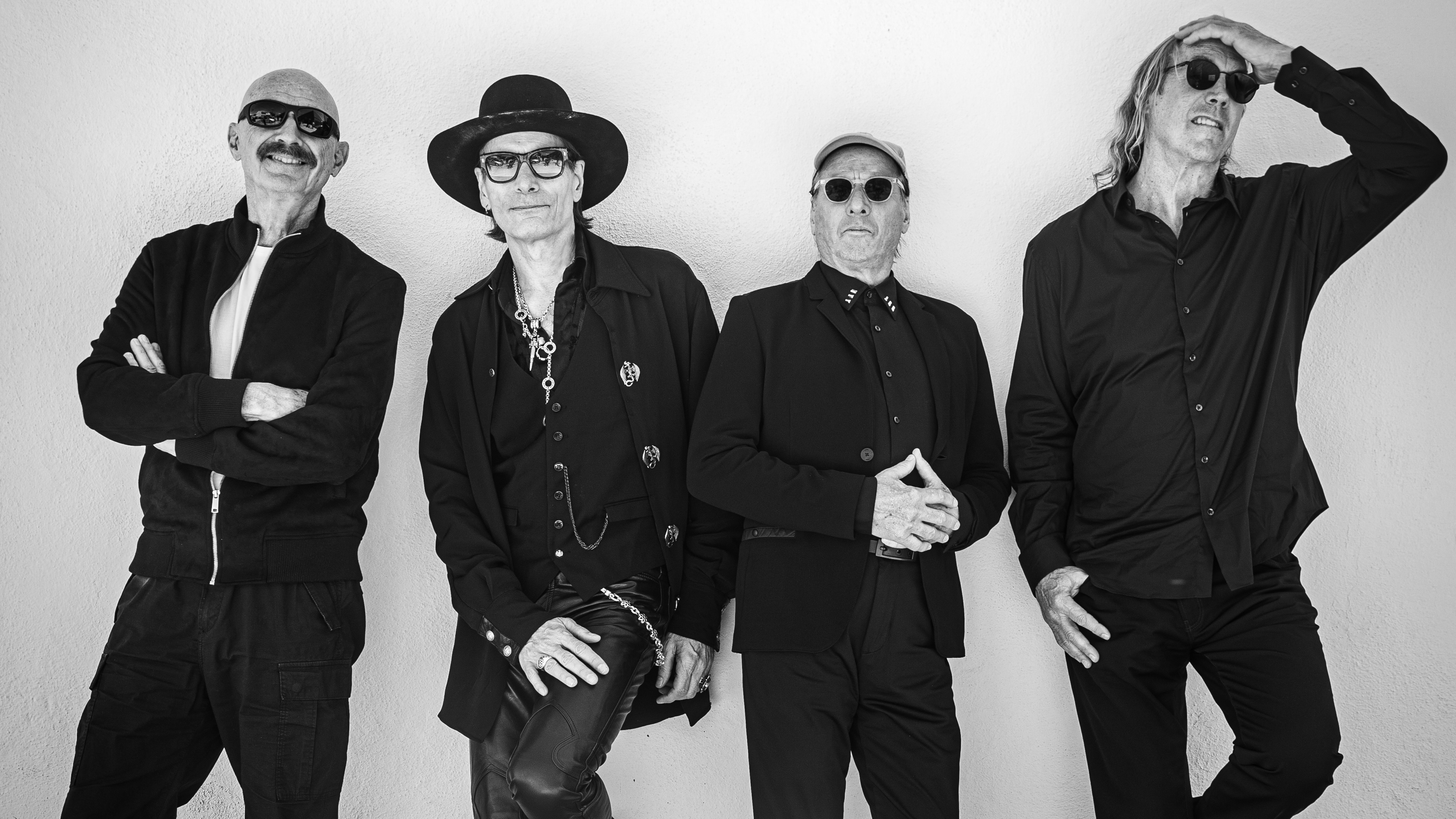 King Crimsoni endised liikmed Adrian Belew ja Tony Levin ühendavad jõud kitarrivirtuoosi Steve Vai ja Tooli trummari Danny Careyga. Nii sünnib BEAT, m