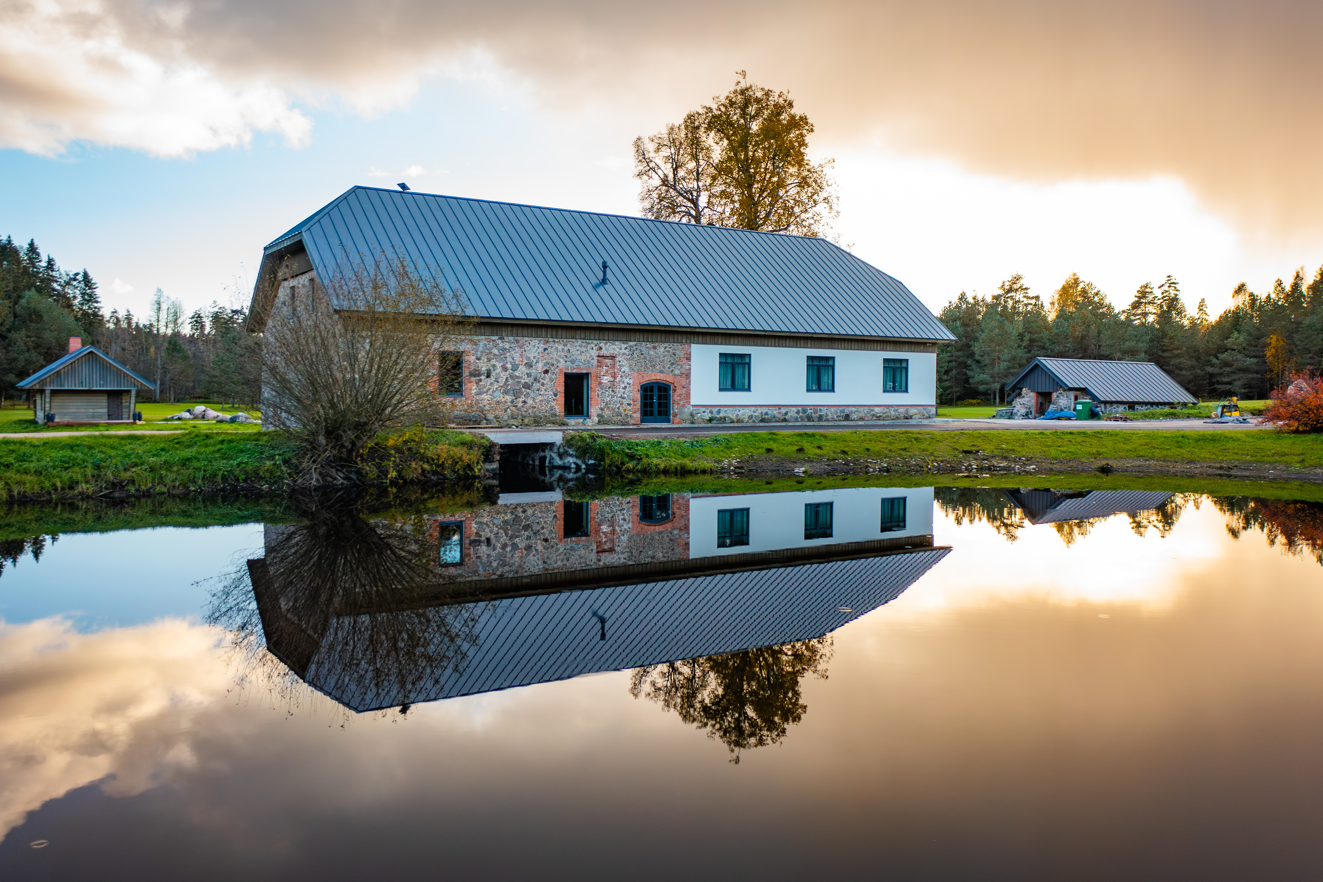 Ylellinen kodikas huvila vanhassa myllyrakennuksessa