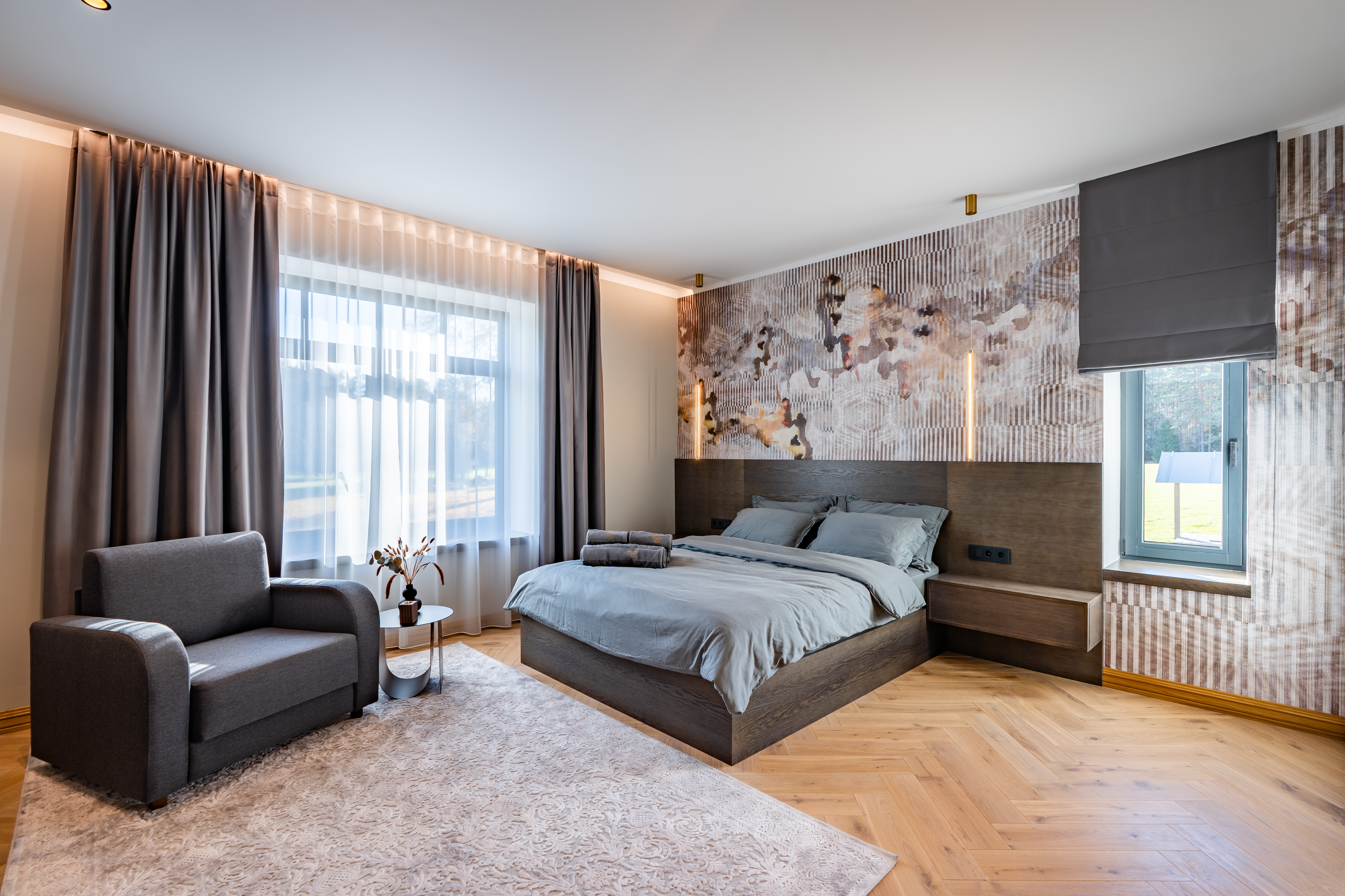 Miellyttävä makuuhuone, jossa aurinkoisella säällä syntyy erityisen kodikas ja lämmin tunne.