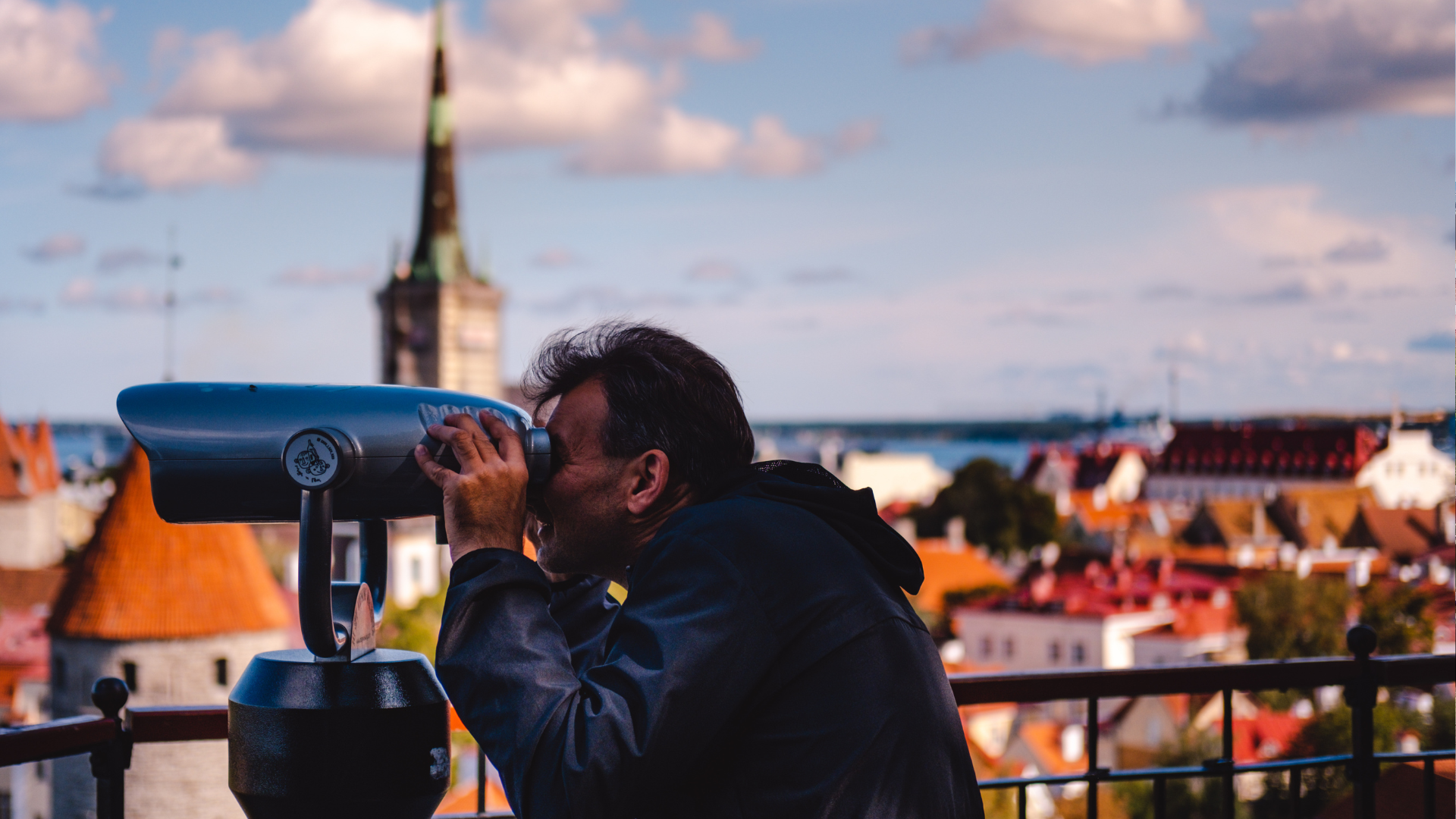 Mees vaatamas binokliga vanalinna vaadet