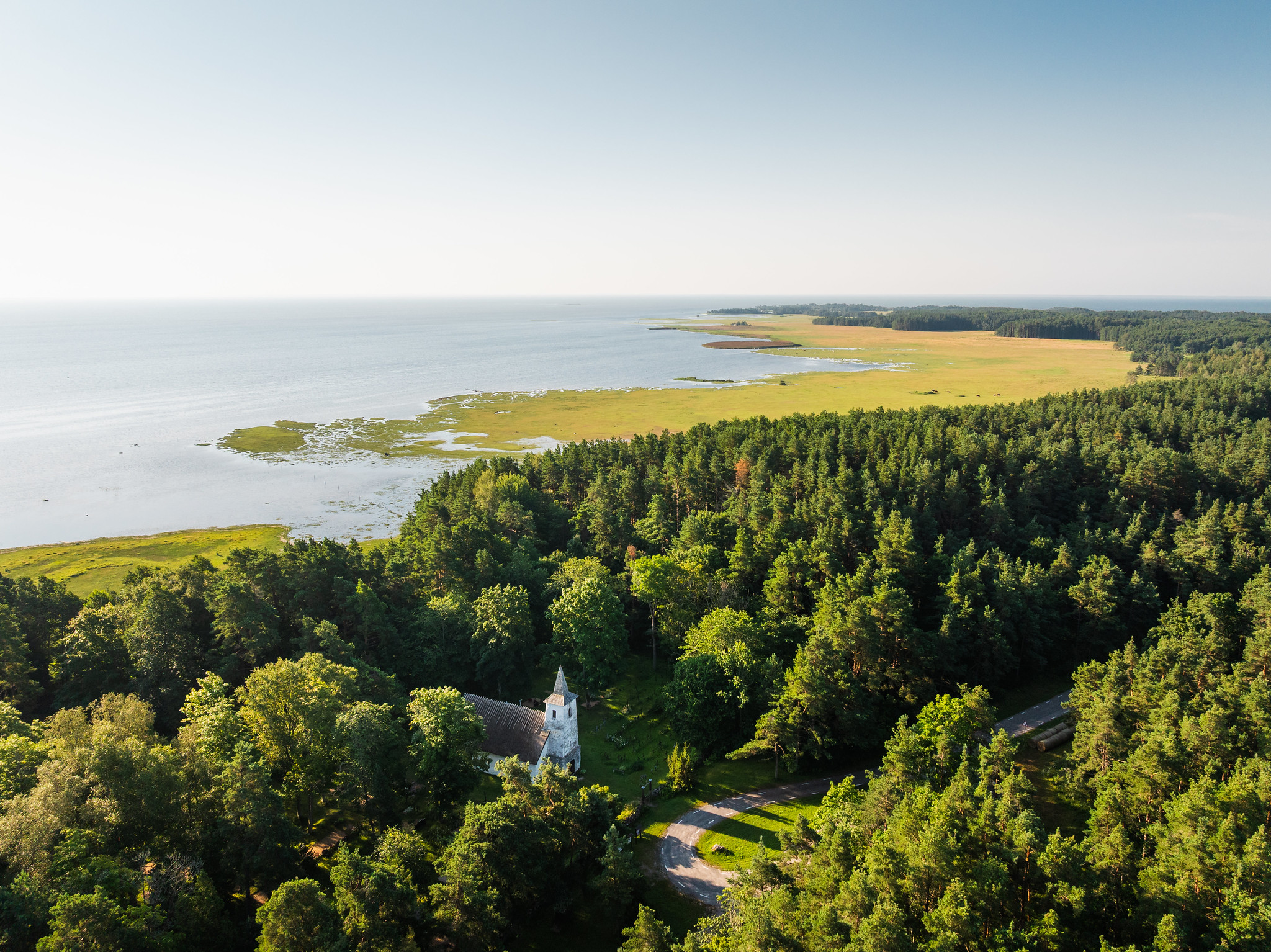 Hiiumaa saarel asuv Kassari kirik keset saare kadakaid ja rohelust