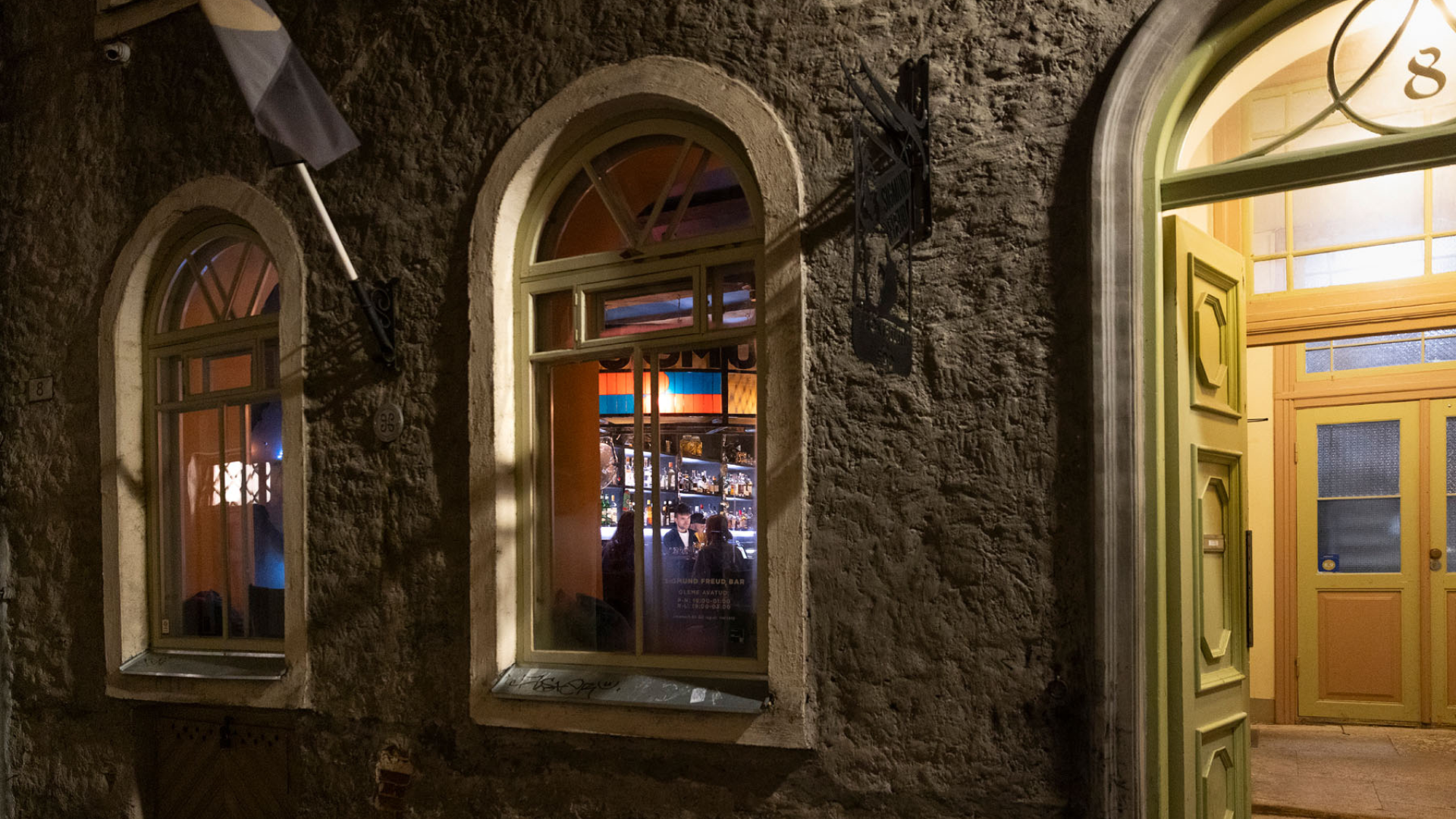 Eingang zur Sigmund Freud Bar in der Sauna-Straße