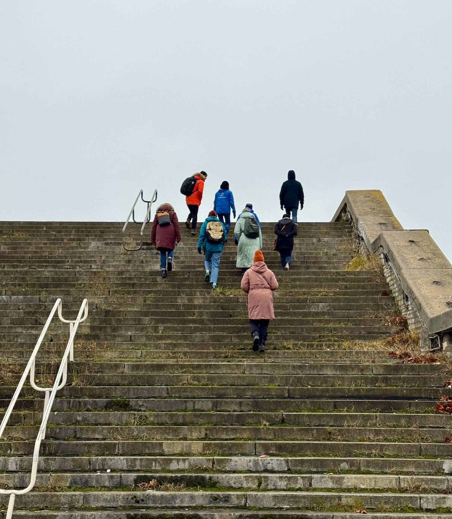 Yhteisö liikkumassa Tallinnan Linnahallin katolle portaita pitkin.