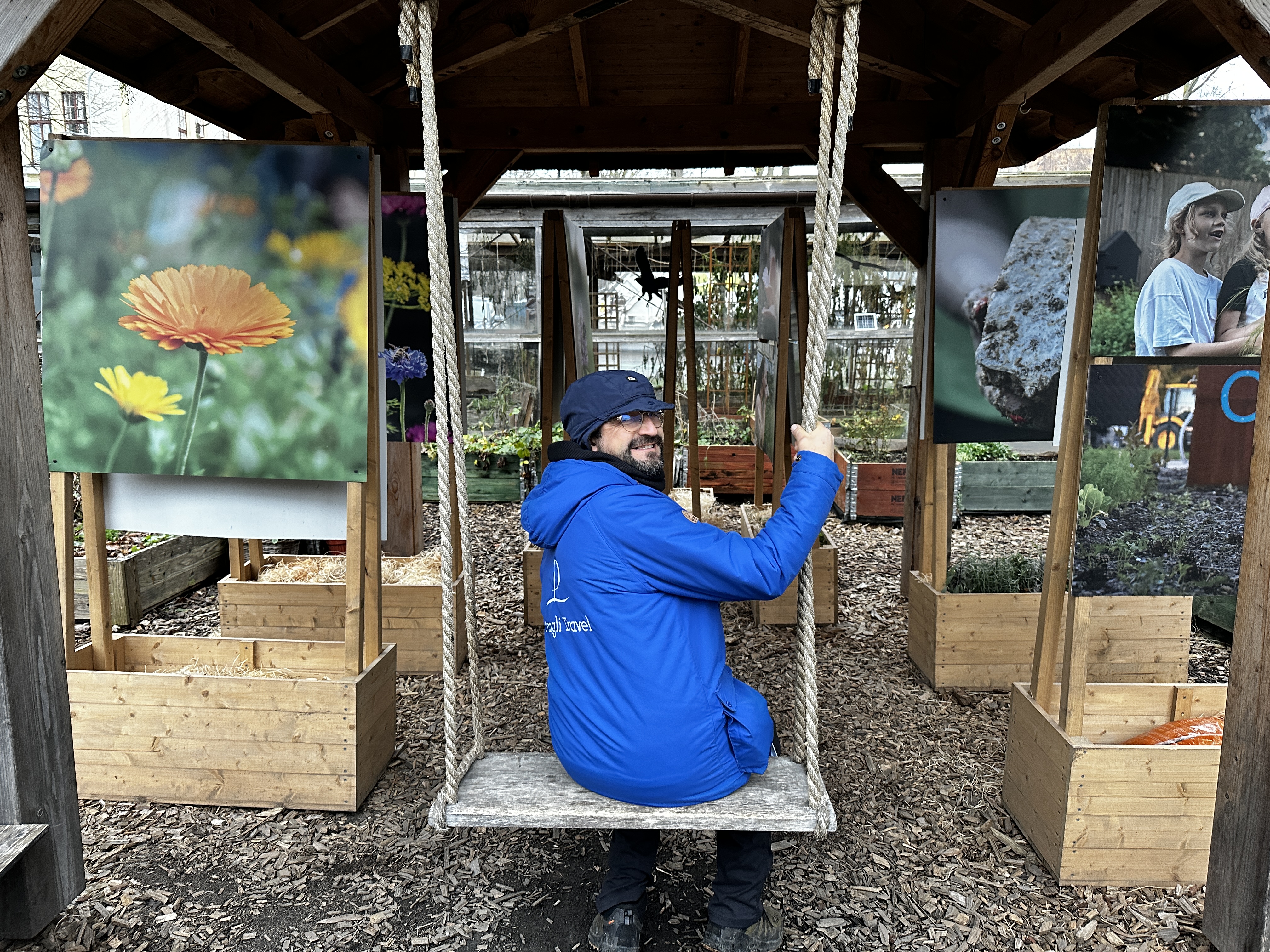 Prangli Reiside opas kiikkuu Pohjolan tehtaalla.