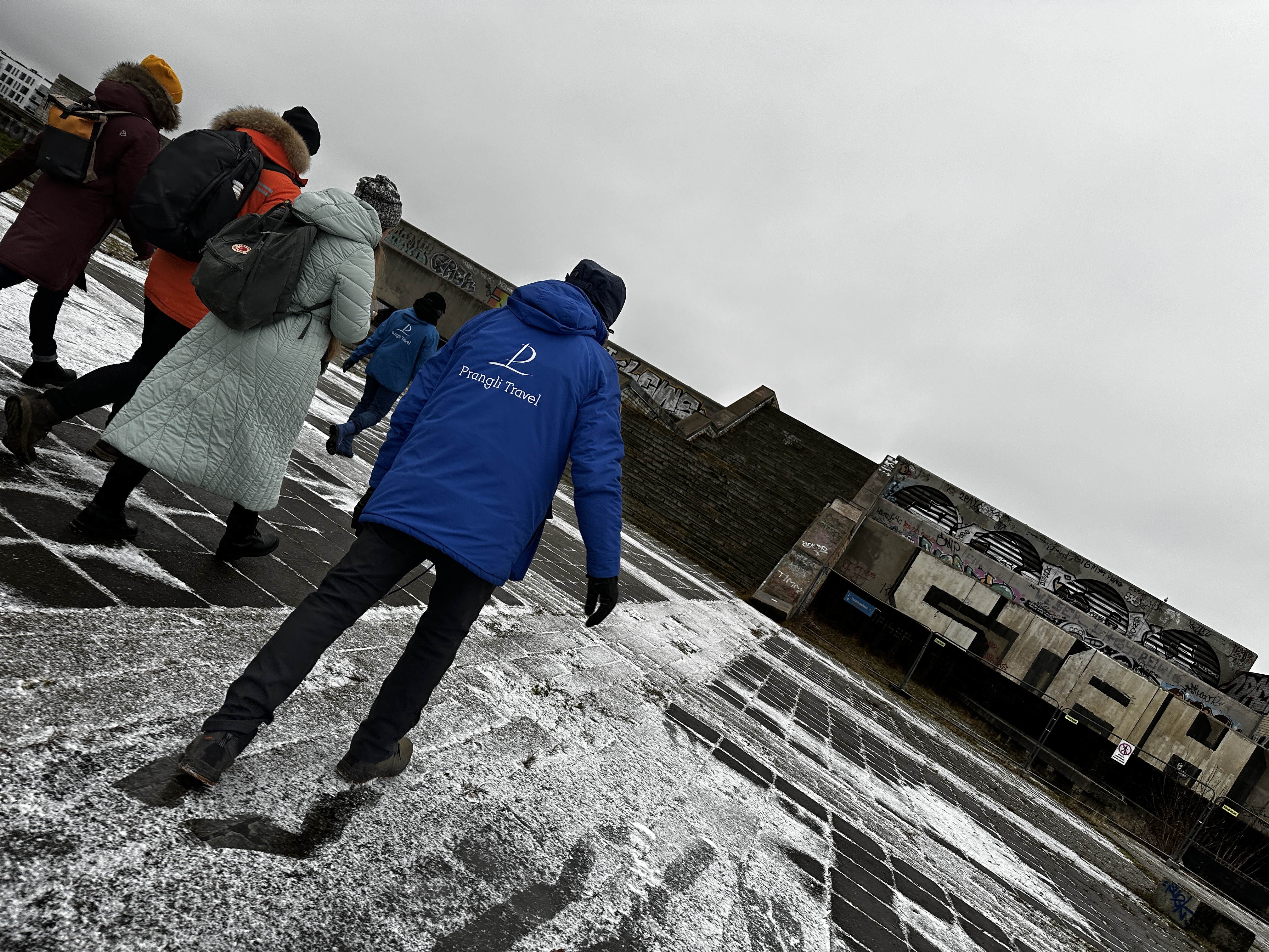 Tutkimassa historiallista ja Tenetistä tunnettua Tallinnan Linnahallia.