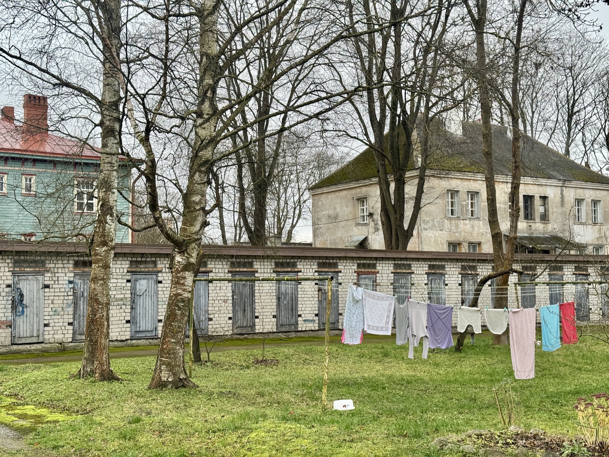 Vaatteet kuivumassa pyykkinarulla Koplin alueella