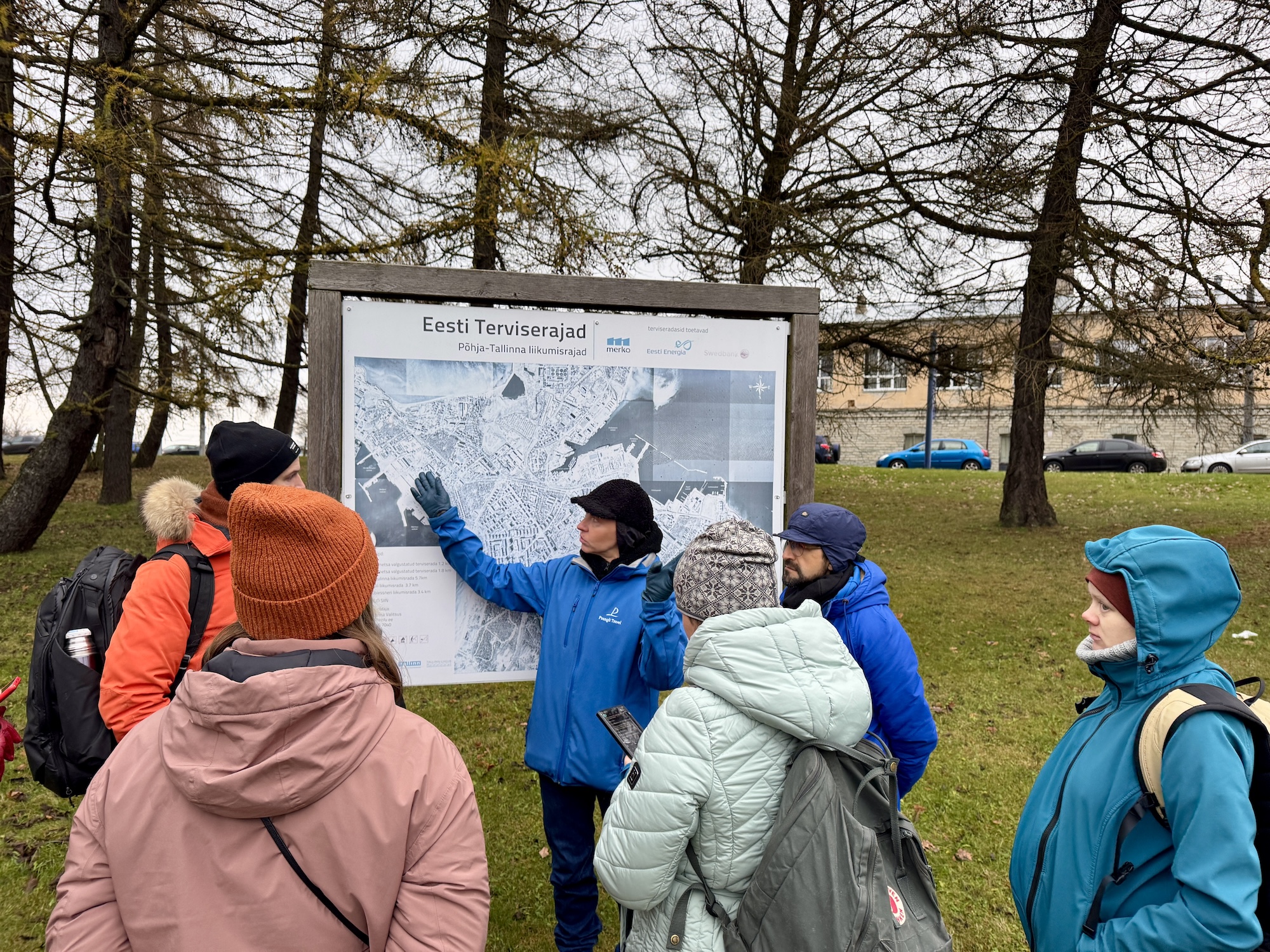 Opas esittelemässä Pohjois-Tallinnan alueita kartalla.