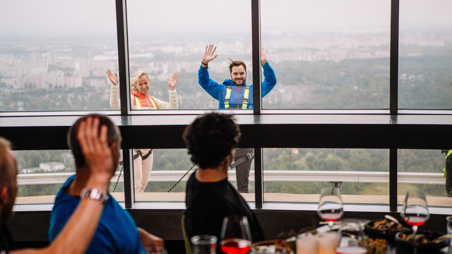 Inimesed kõnnivad Teletornis