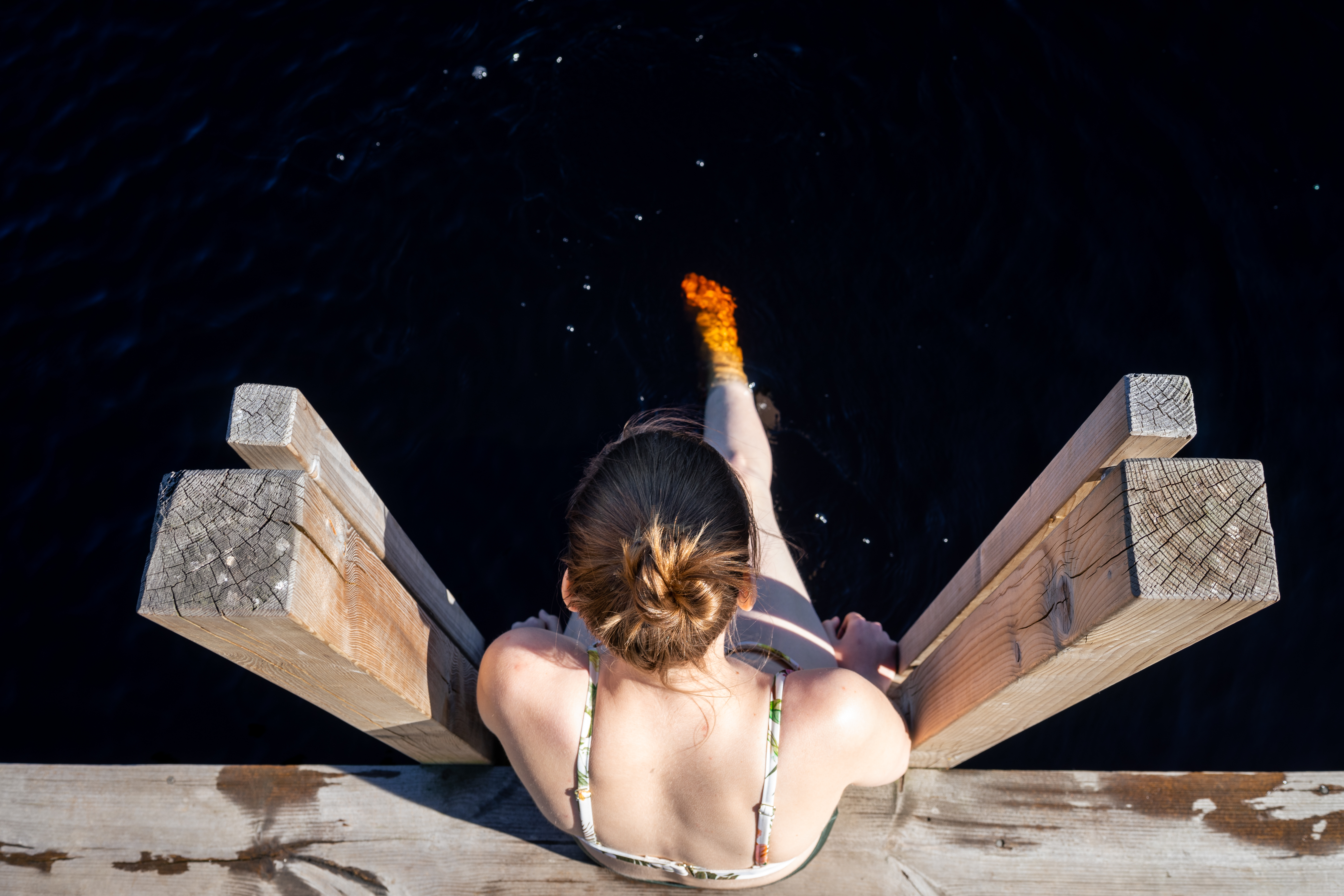 Tüdruk rabajärves ujumiseks valmistumas