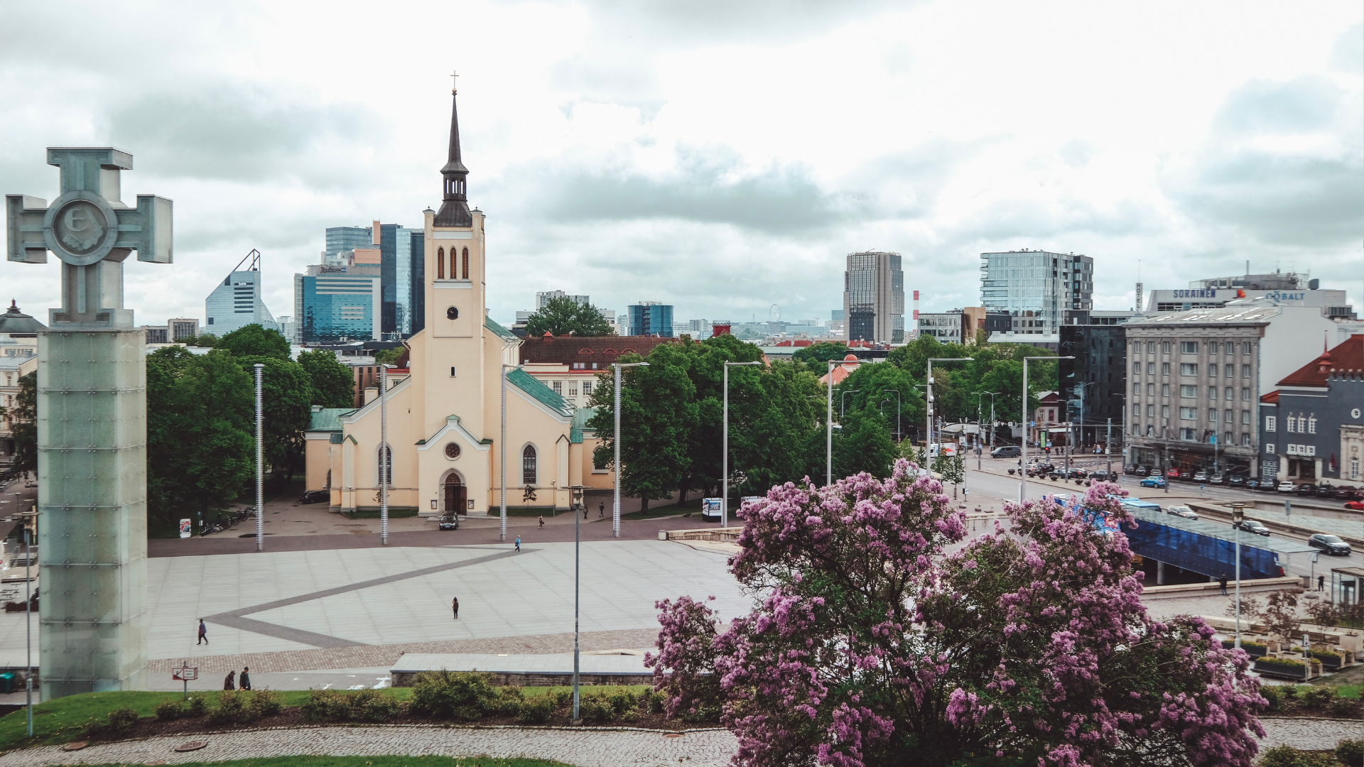 Tallinna esindusväljak - Vabaduse väljak on jalakäijate alaks kujundatud populaarne kokkusaamis- ning ajaveetmiskoht ja seal seisab uhkelt ka Vabaduss