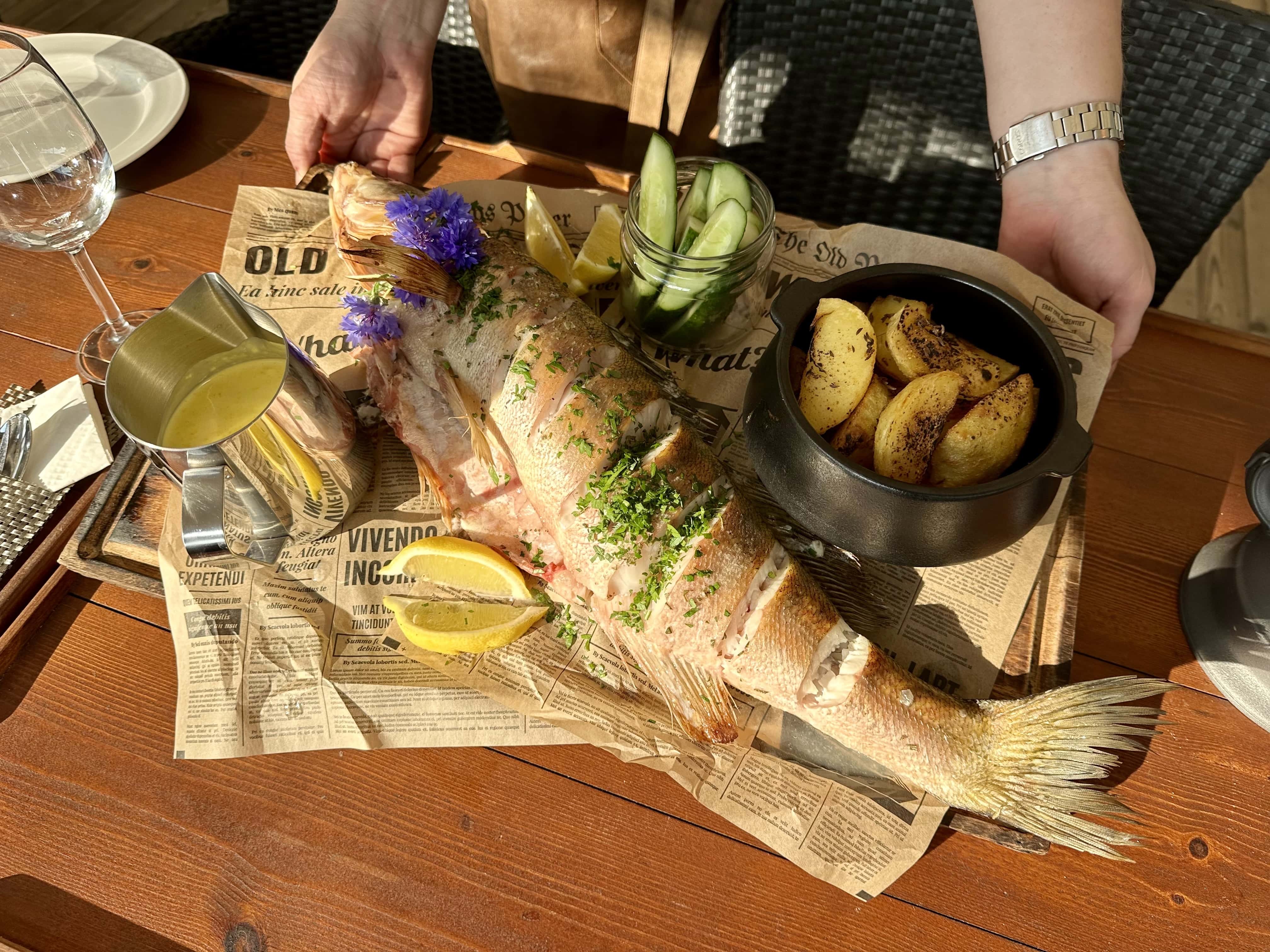 The heart of the Fishing Village recreation and leisure centre is the riverside harbour café. We have fish and meat dishes and most of them are cooked