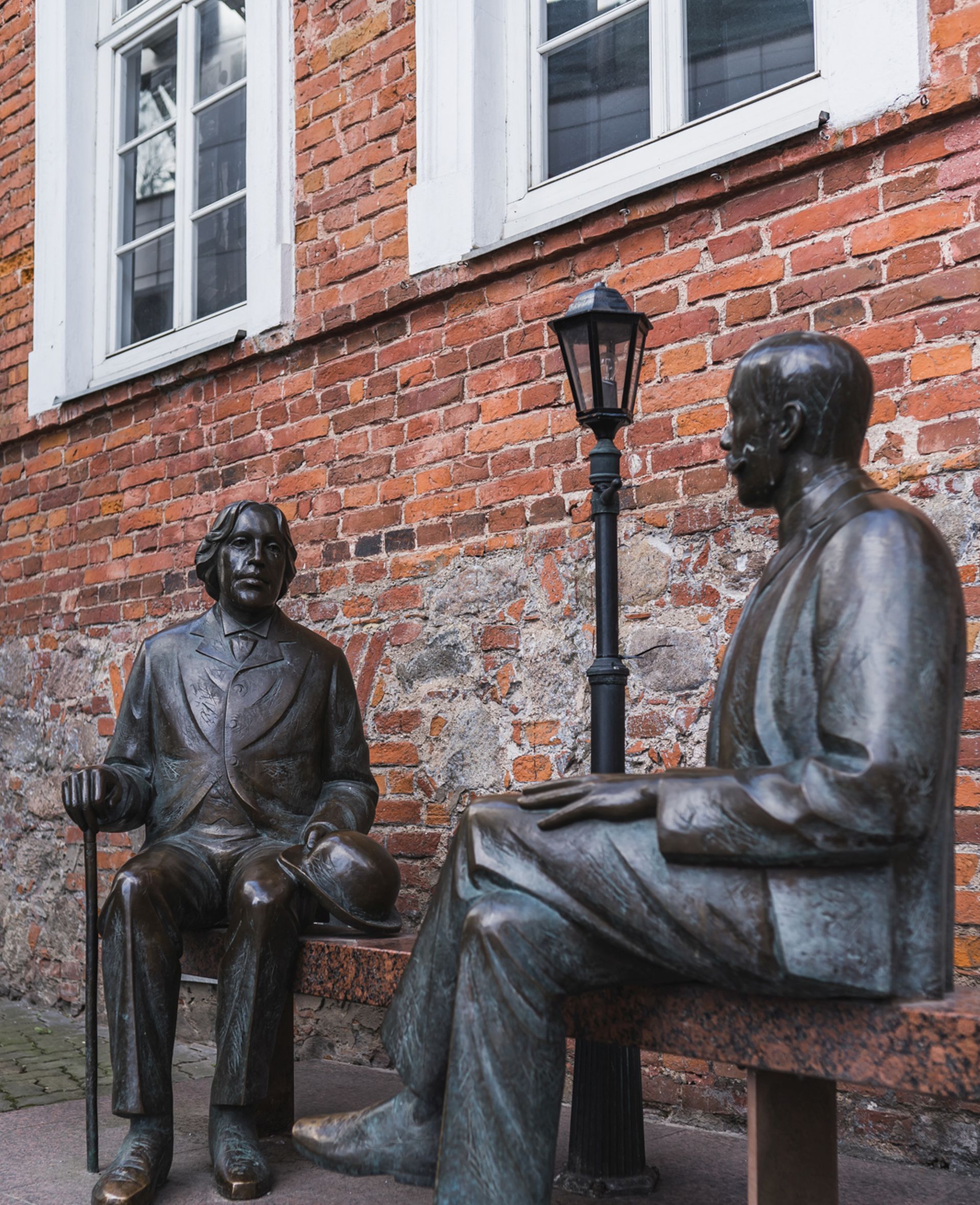Oscar Wilde'i ja Eduard Vilde skulptuur