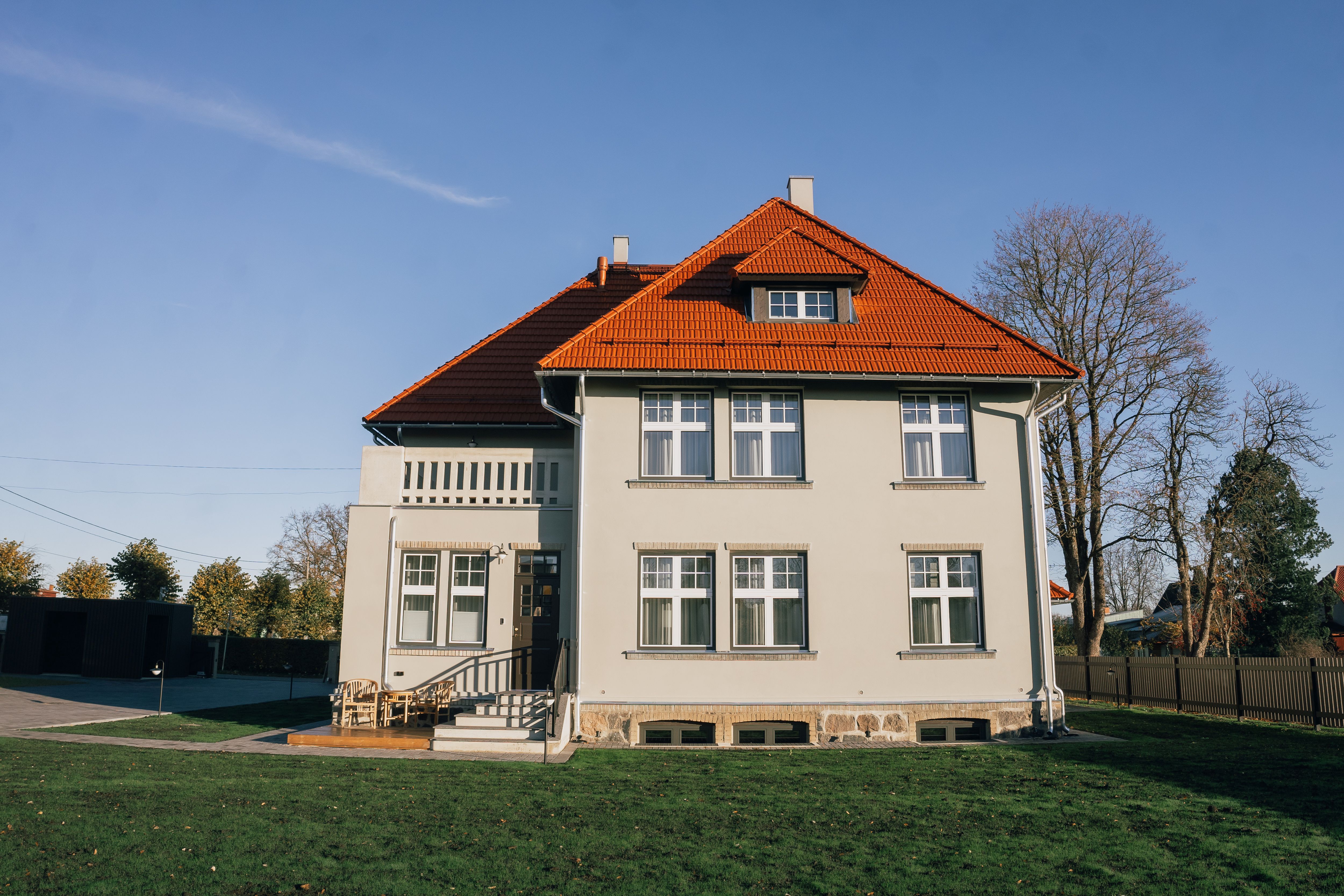 Villa Maramaa päiksepoolne külg. Eraldi sissepääsuga korteri terrassi, korterite 3 ja 5 akendega.