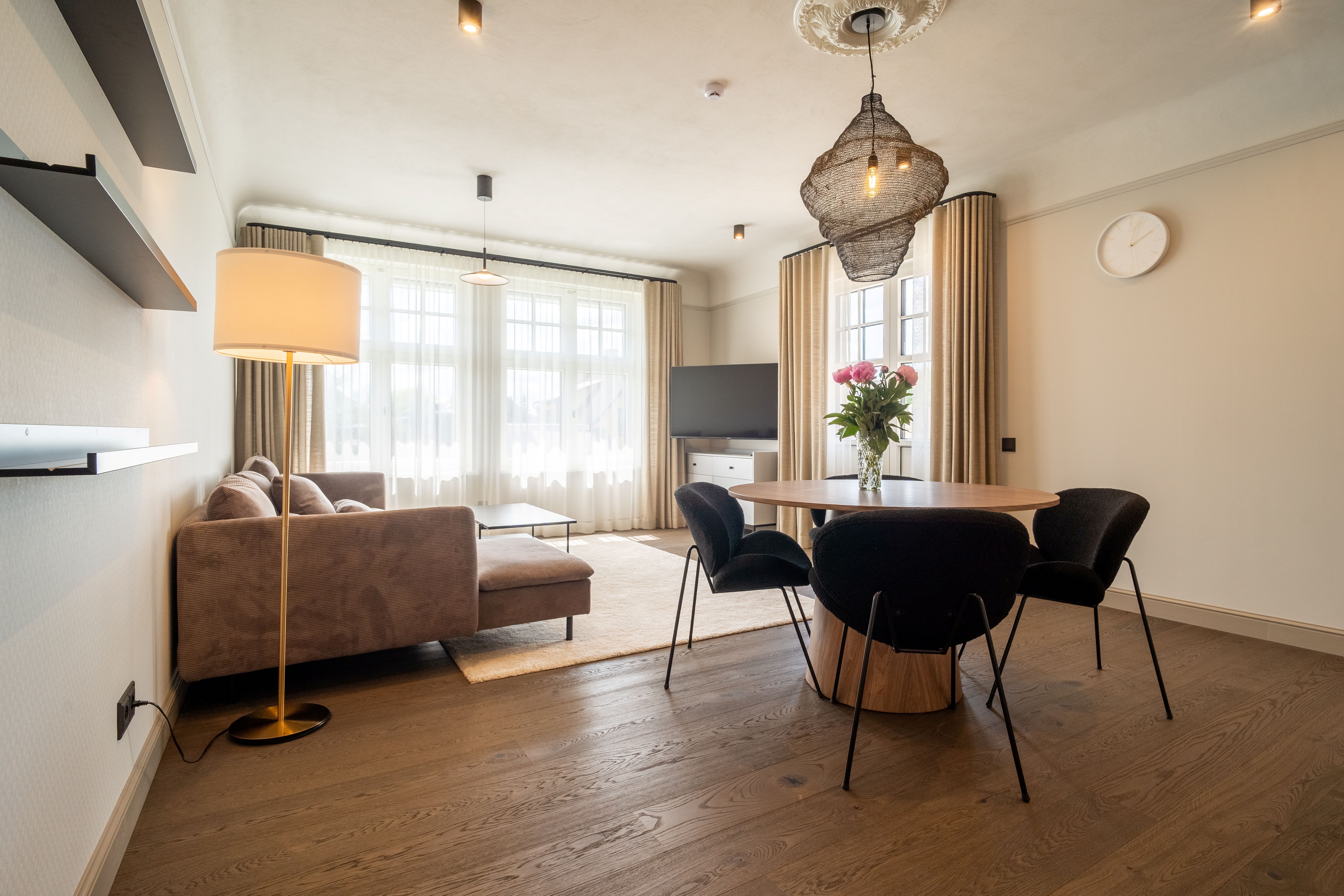 Korter 5 valgusküllane ja hubane köök/elutuba.