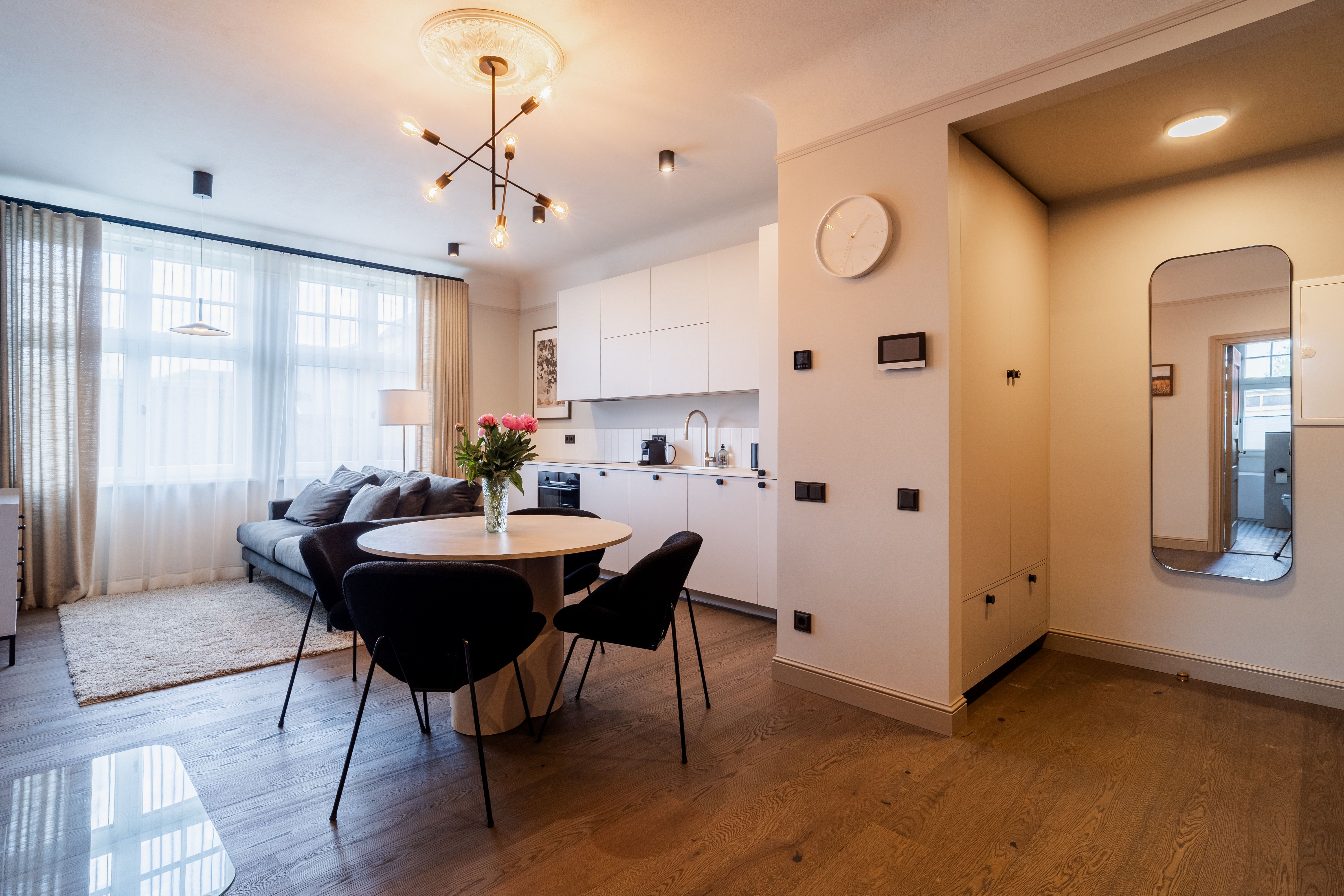 Korter 3 avar ja valgusküllane köök/elutuba.