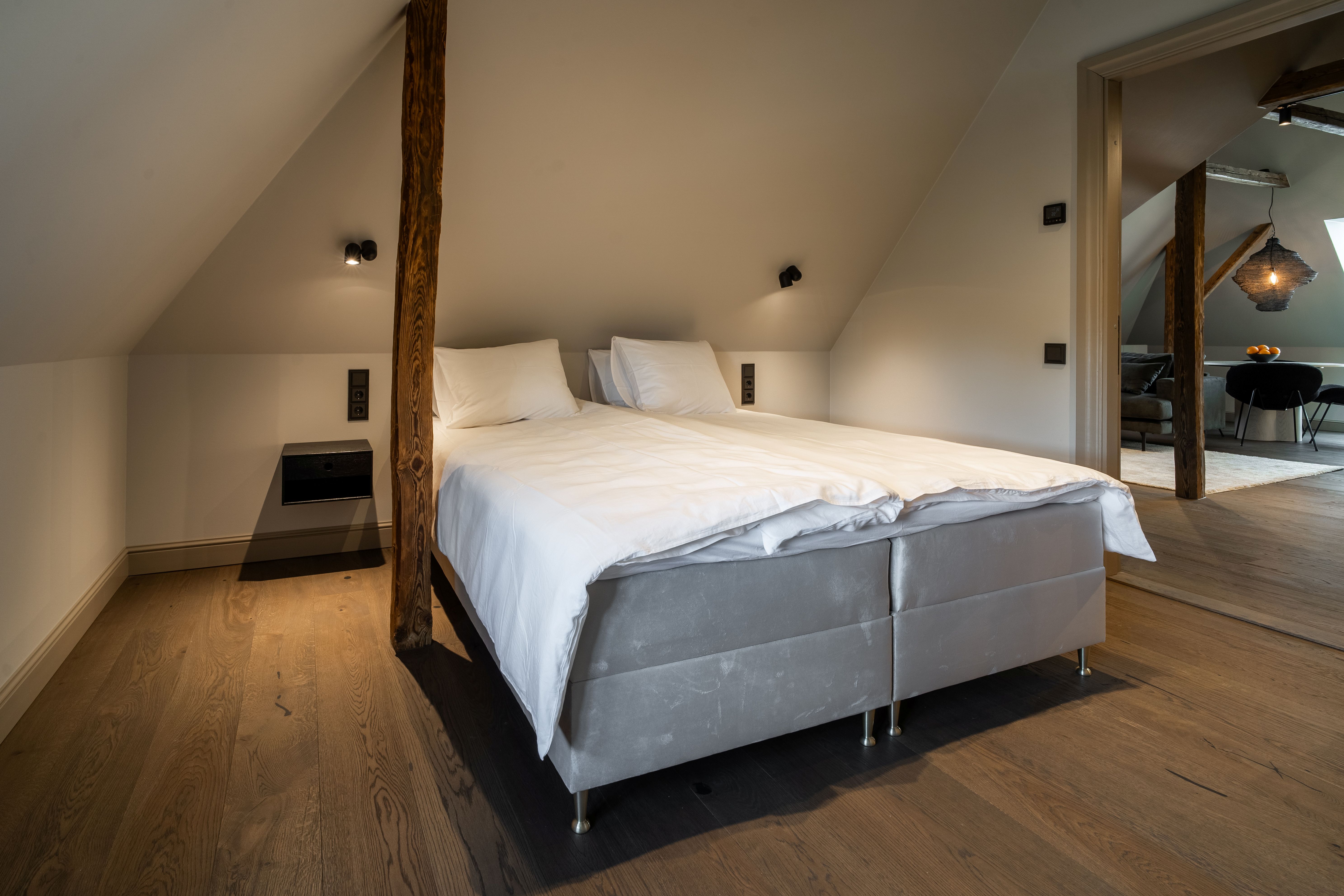 Suure voodiga magamistuba katusekorteris.