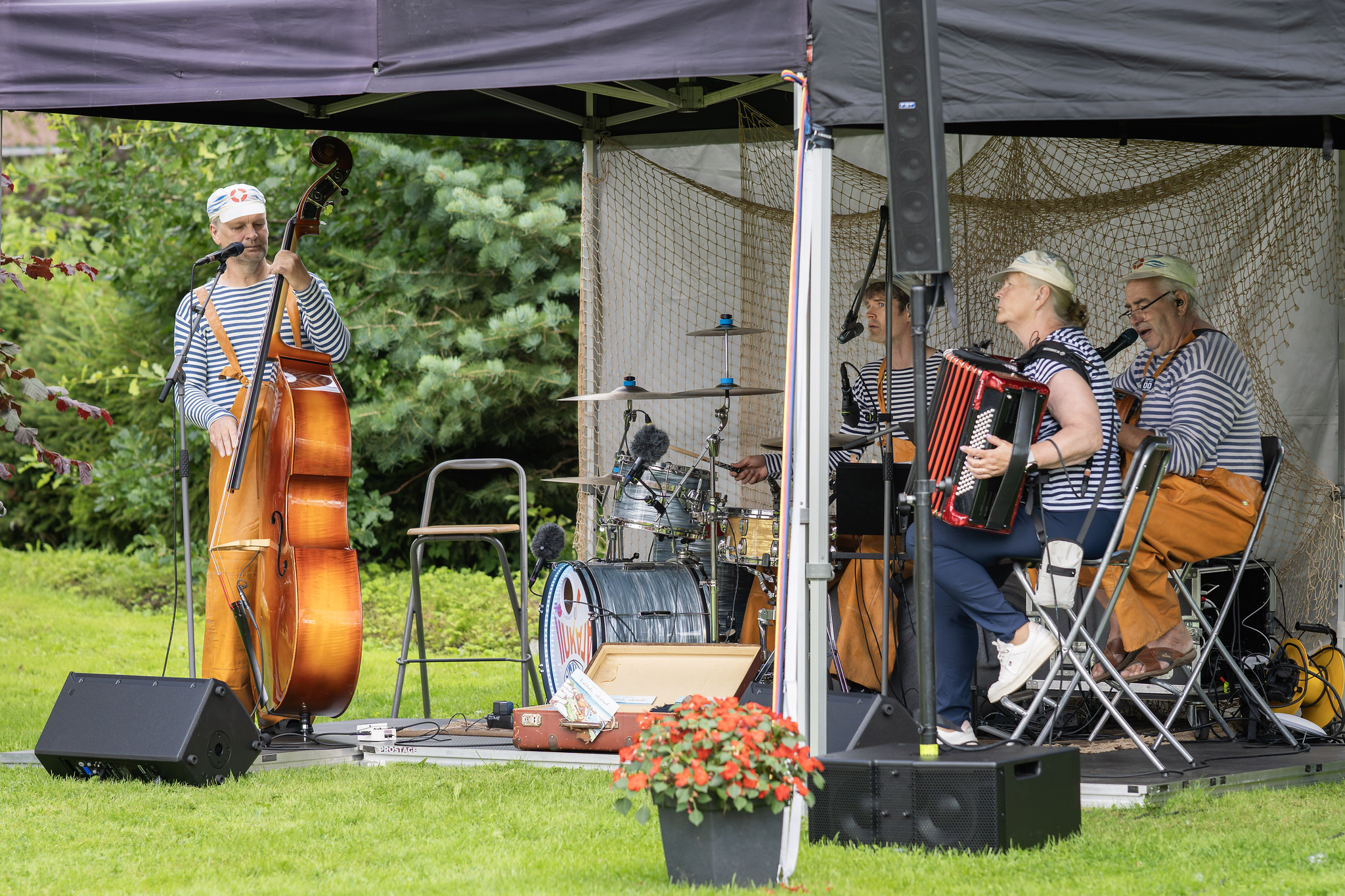 Grupa "Iiukala" Hījumā mājas kafejnīcu dienā