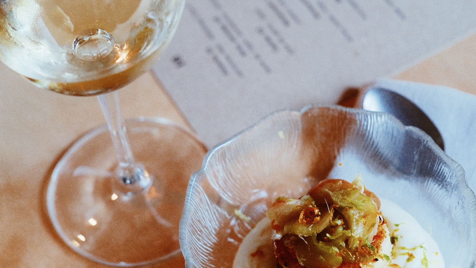 Hauptgericht mit Wein