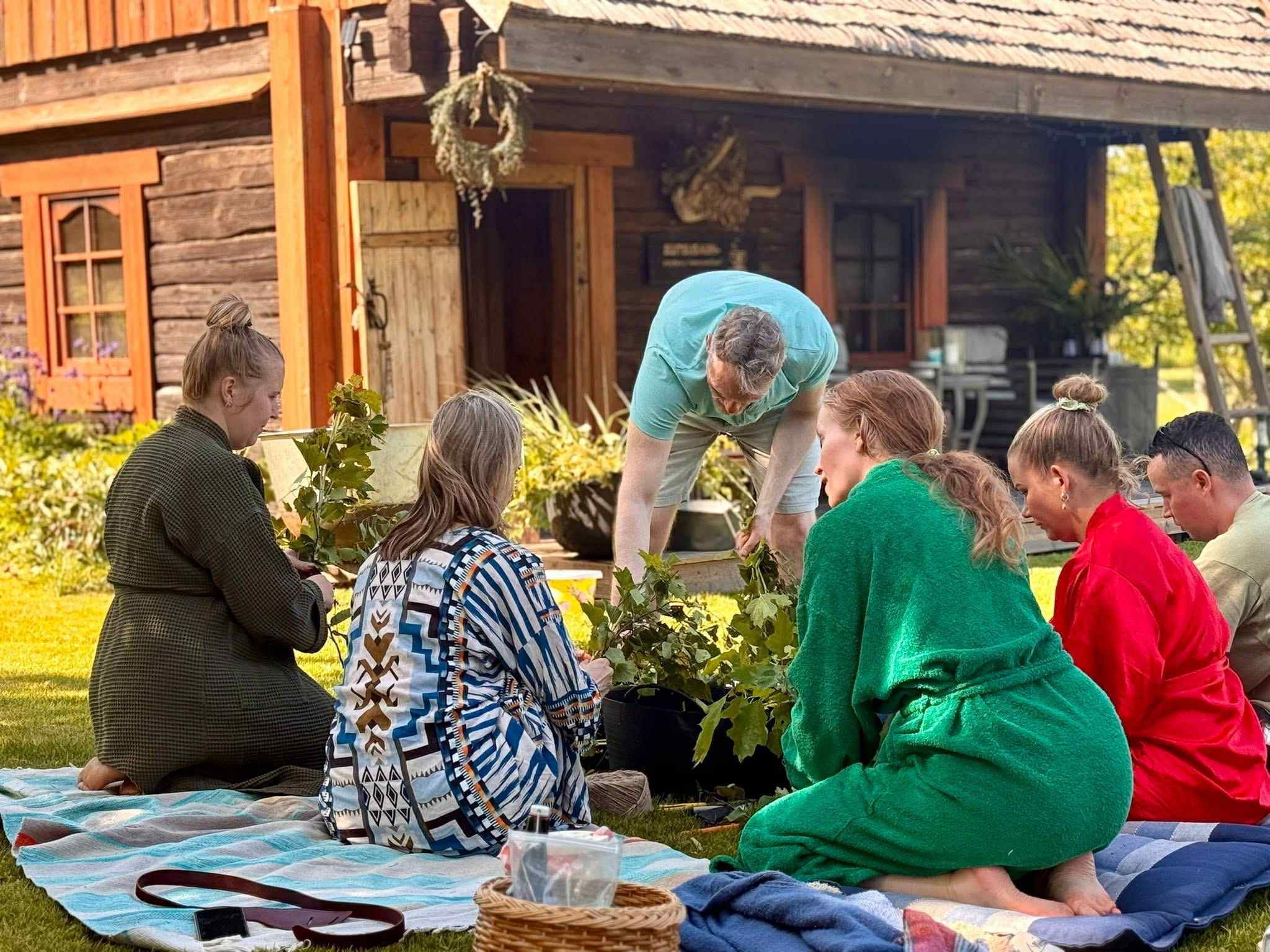 Die hundert Jahre alte Rauchsauna des Ferienhauses Wiire im Landkreis Pärnu ist ein authentisches Erlebnis des estnischen Kulturerbes. Hier können Sie