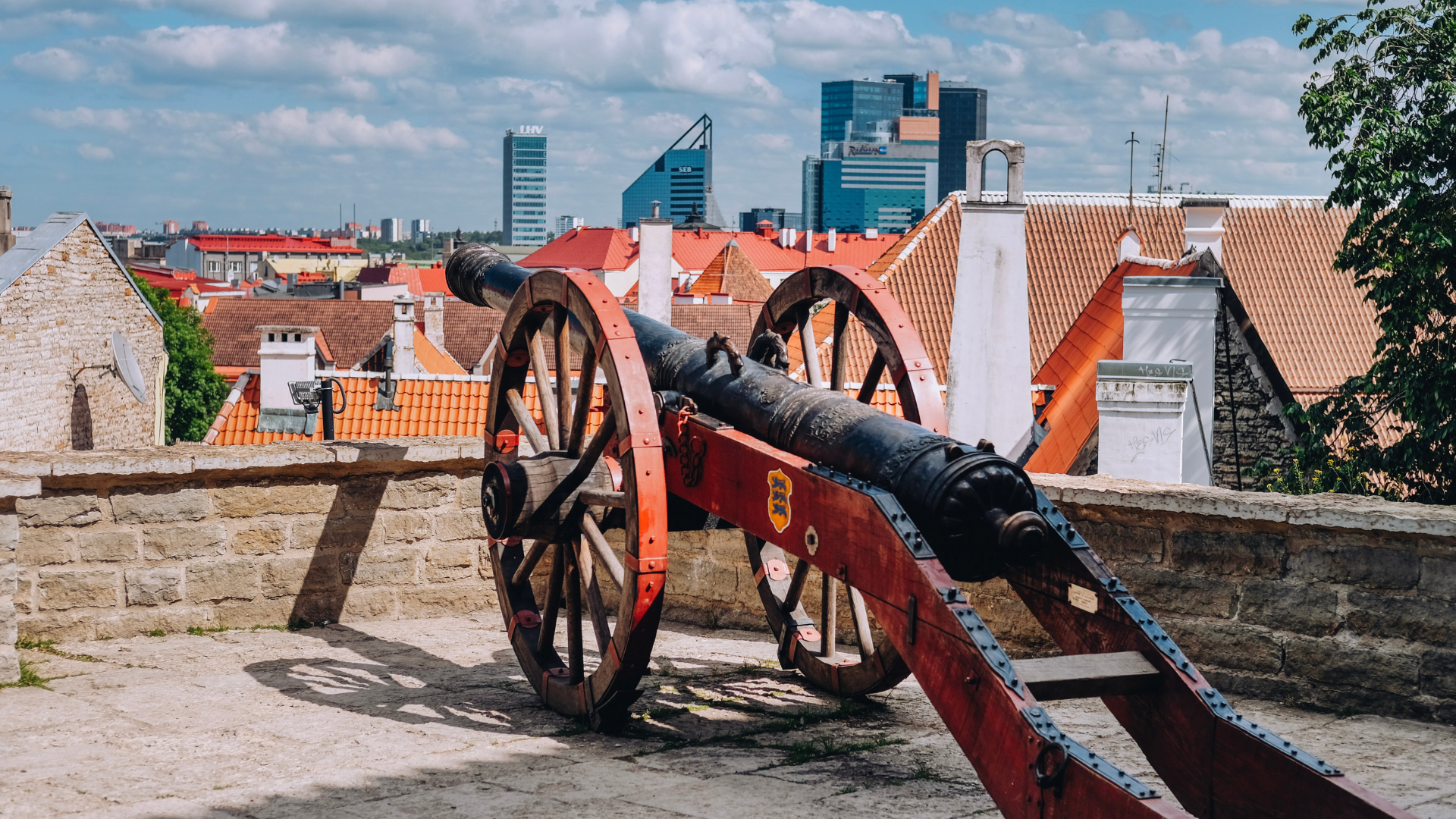 Ajalooline kahur  Neitsitorni sisehoovis