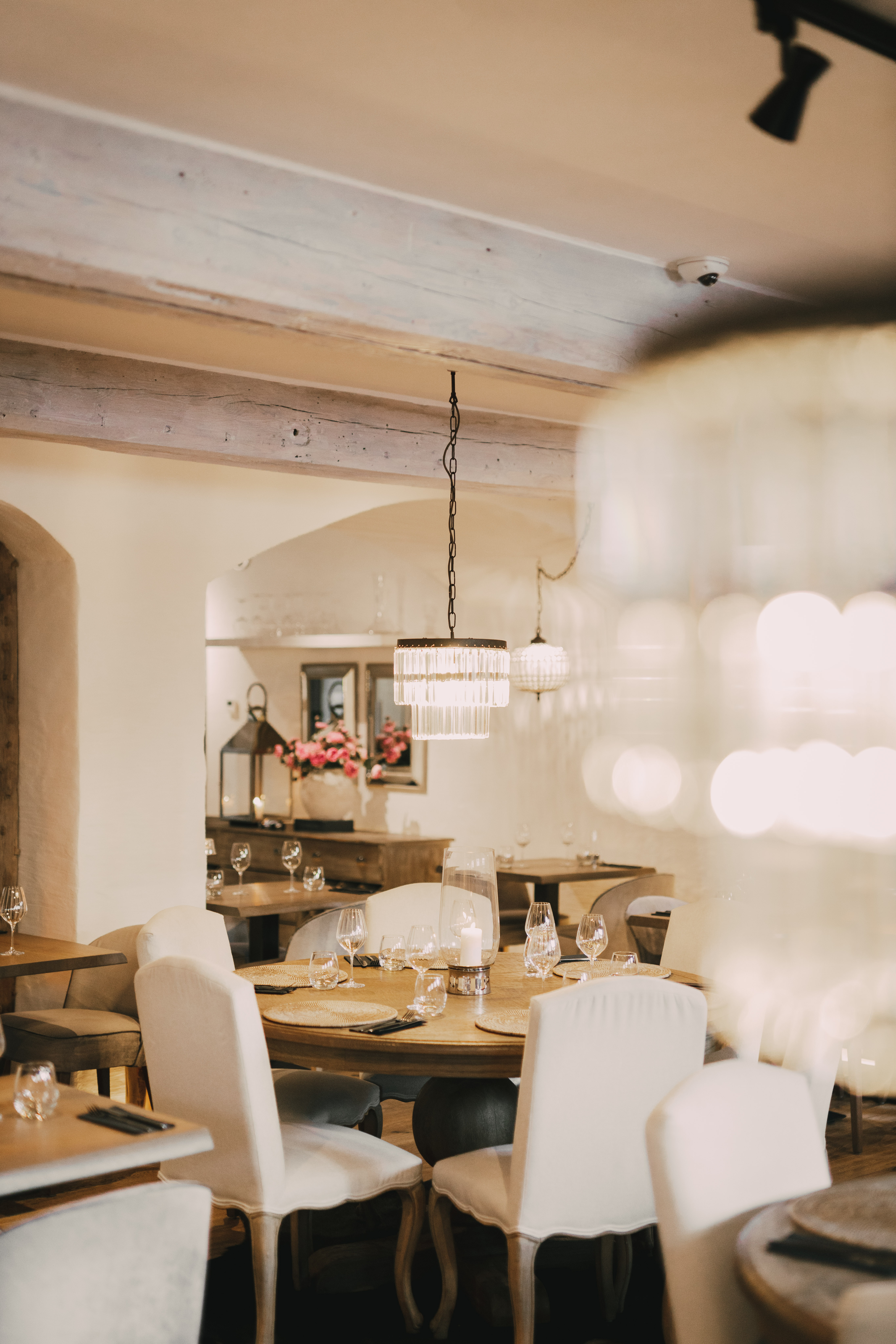 Aivan kuin helmi simpukassa on Mon Ami, yksi kesäpääkaupungin jännittävimmistä ruokapaikoista, löytänyt suojaisan paikan pääkadun putiikkihotelli Fros