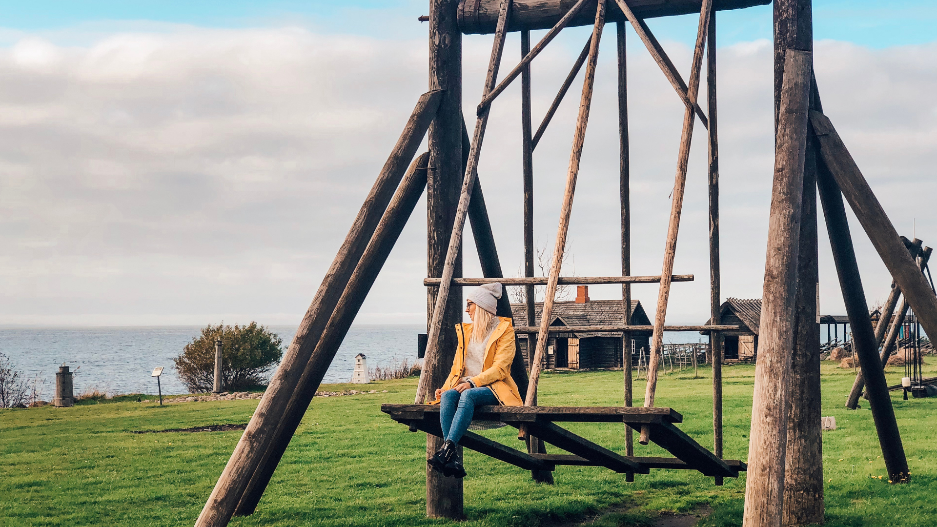 Naine kiikumas külakiigel