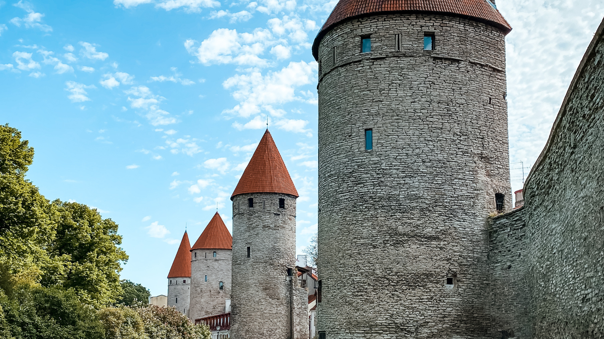 Der Platz der Türme hat seinen Namen nach den Türmen der Stadtmauer erhalten, außerdem sind von hier auch mehrere Kirchentürme zu sehen. Im Mittelalte