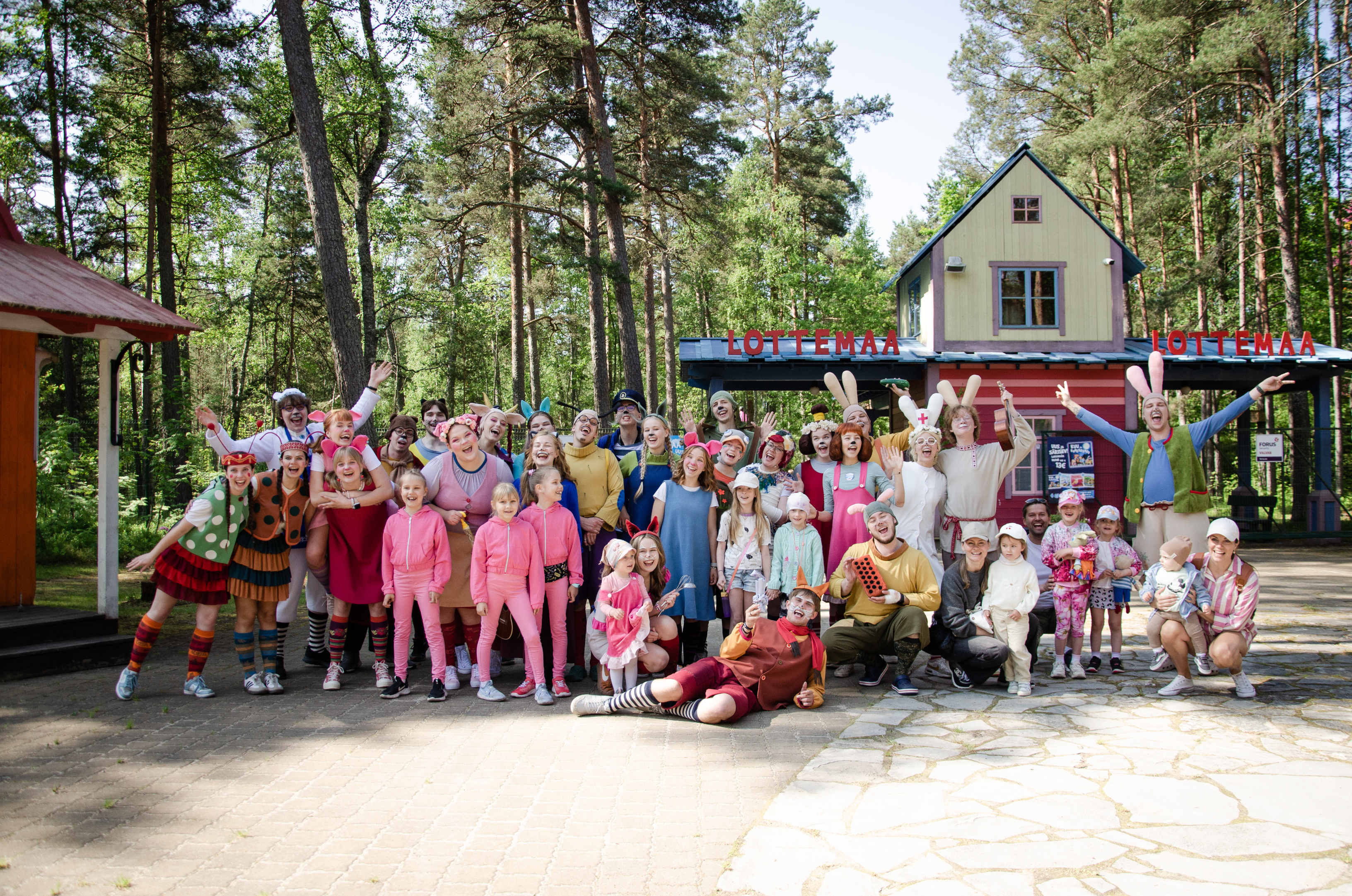 Lottemaalla on yli sata kohdetta, temaattisia taloja, mukavia ruokaelämyksiä, matkamuistomyymälä ja uimaranta. Löytämistä, oivallusta ja todella miele