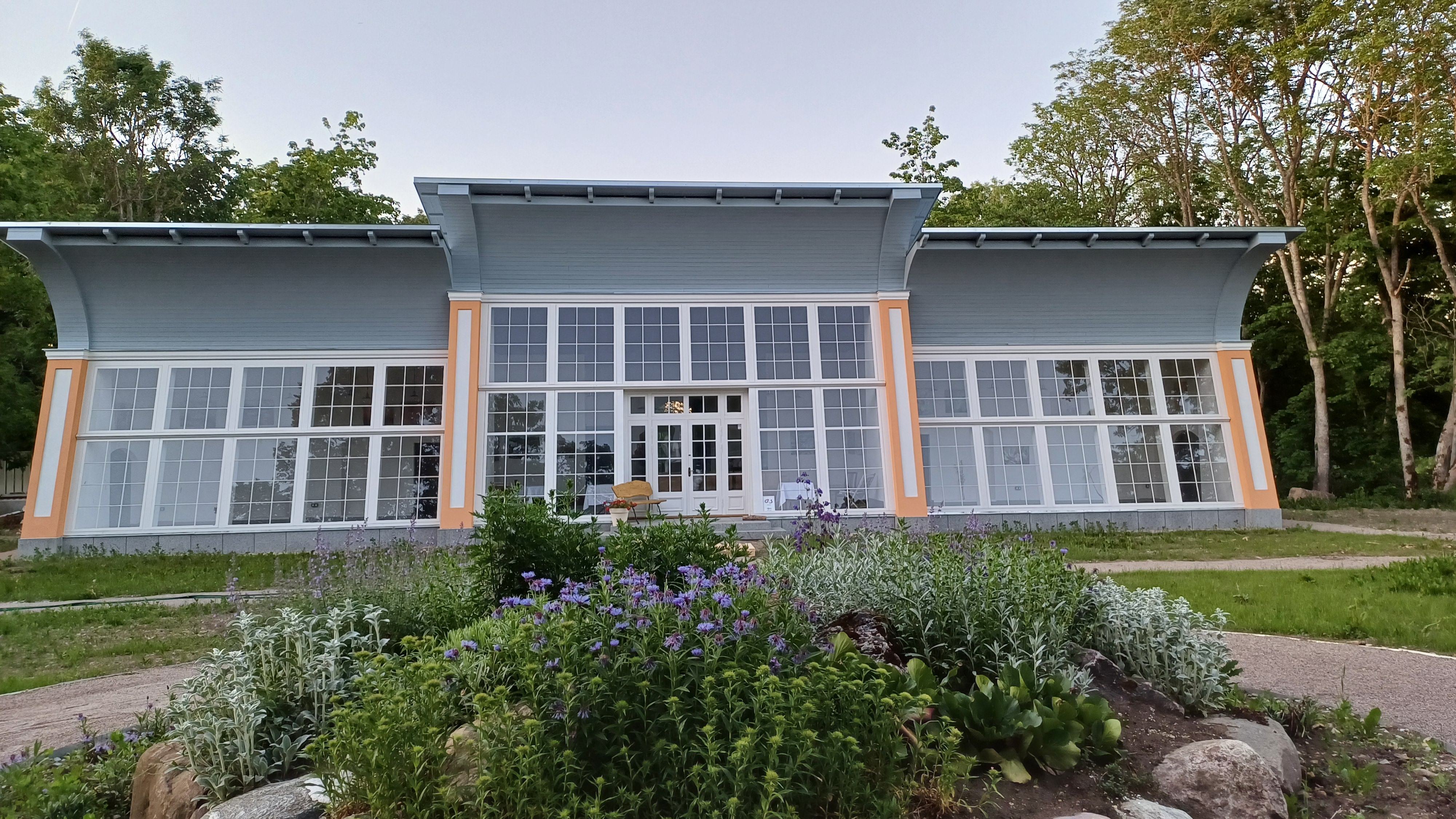 Kevadine vaade Käesalu mõisa triiphoonele