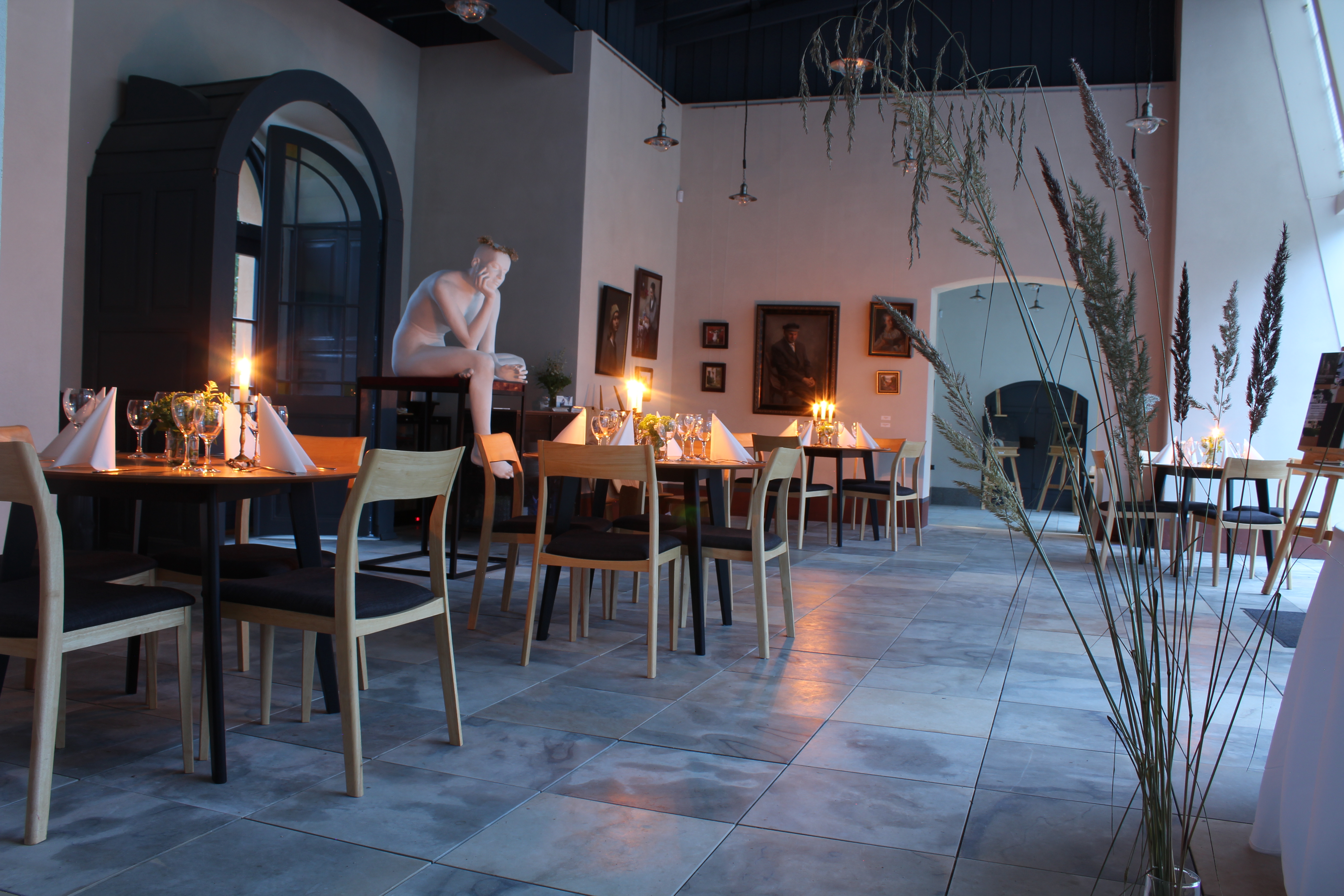 Käesalu mõisa triiphoone interjöör õhtukumas