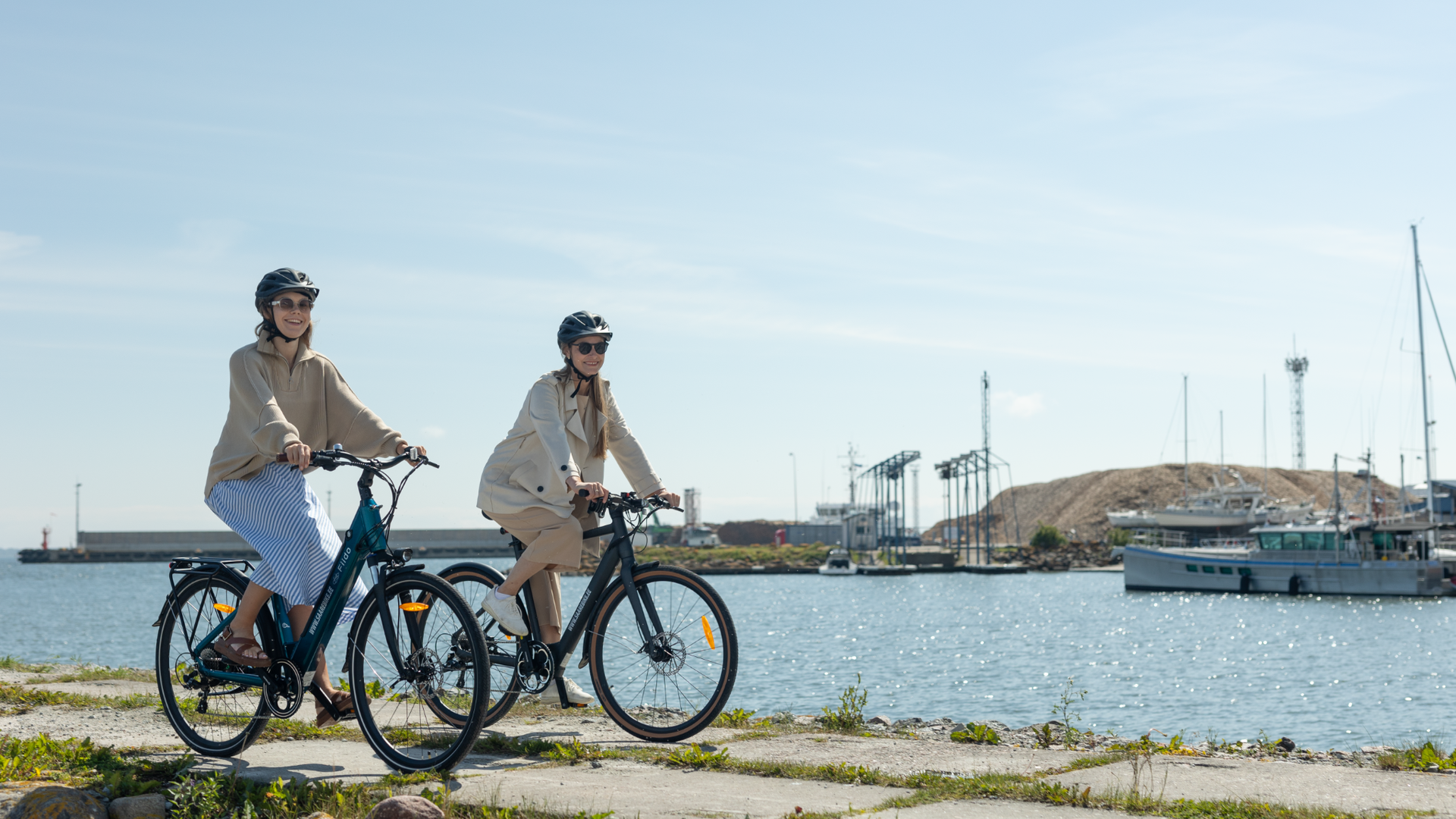 Elektriratastega Roomassaare sadamas Saaremaal