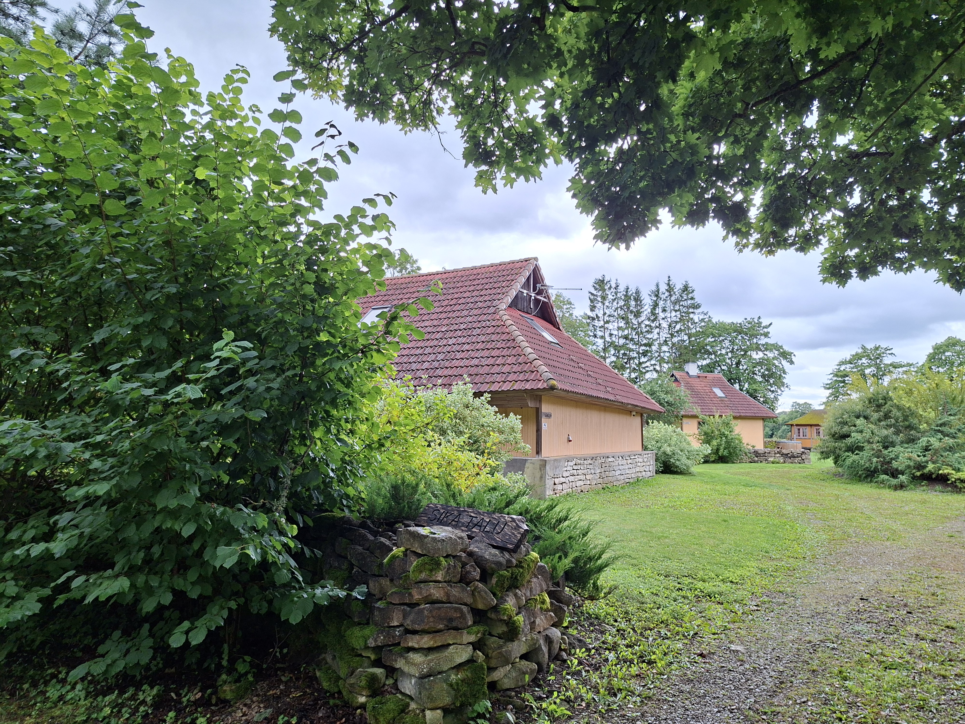 Sika puhketalu sissepääs ja parklaala