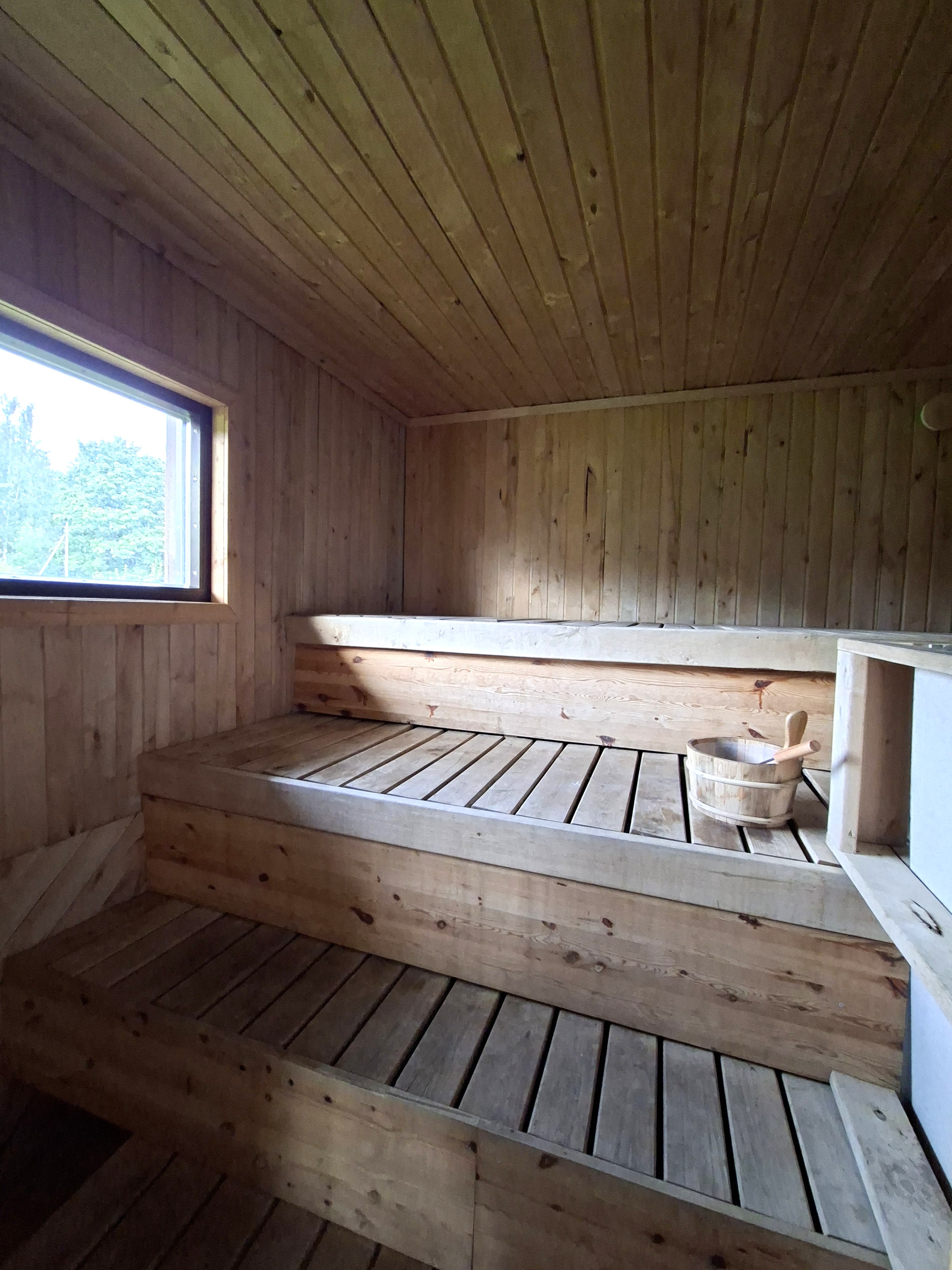 Avar leiliruum vaatega aiale