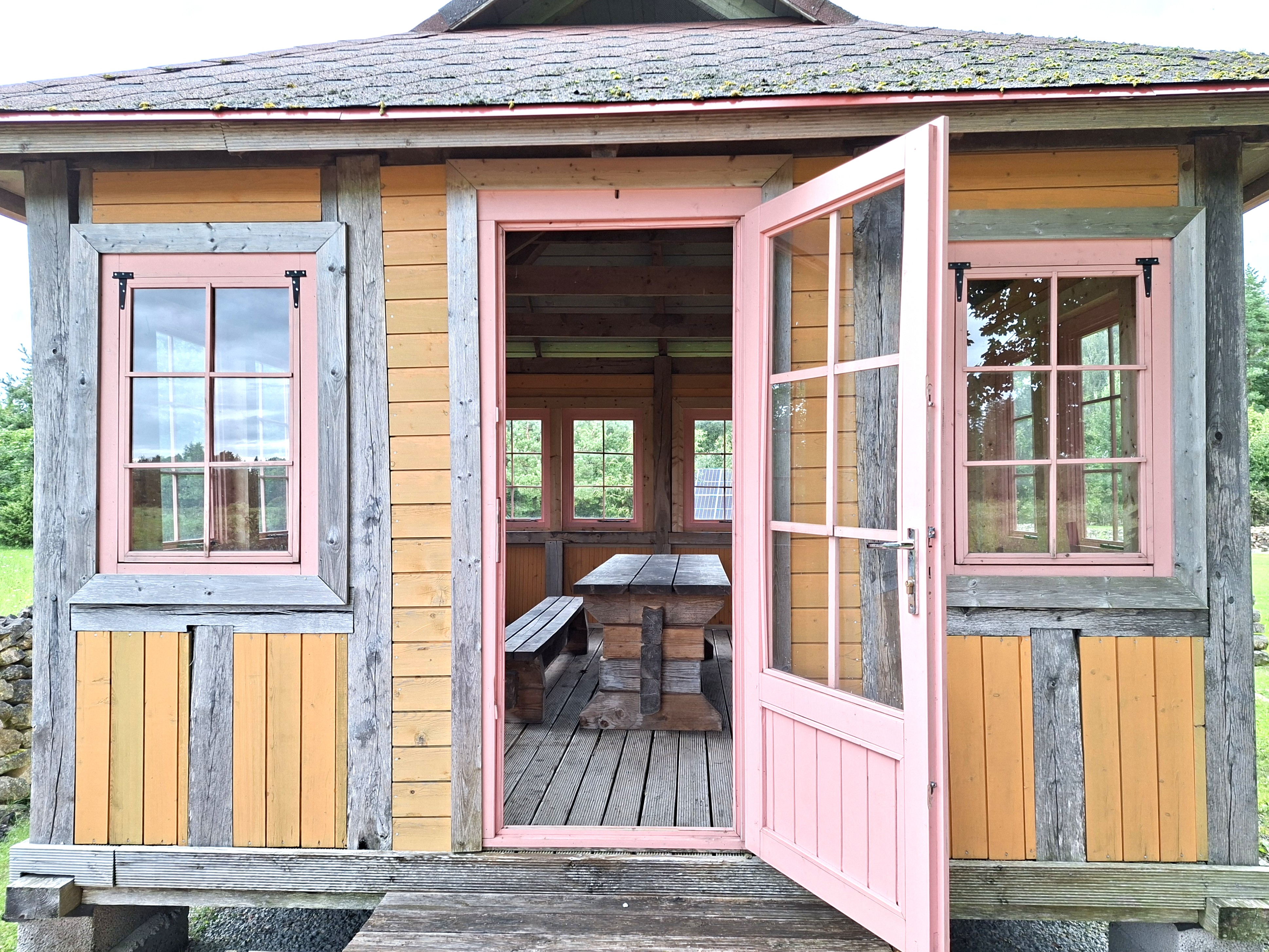 Lehtlas on laud, pingid ja grill