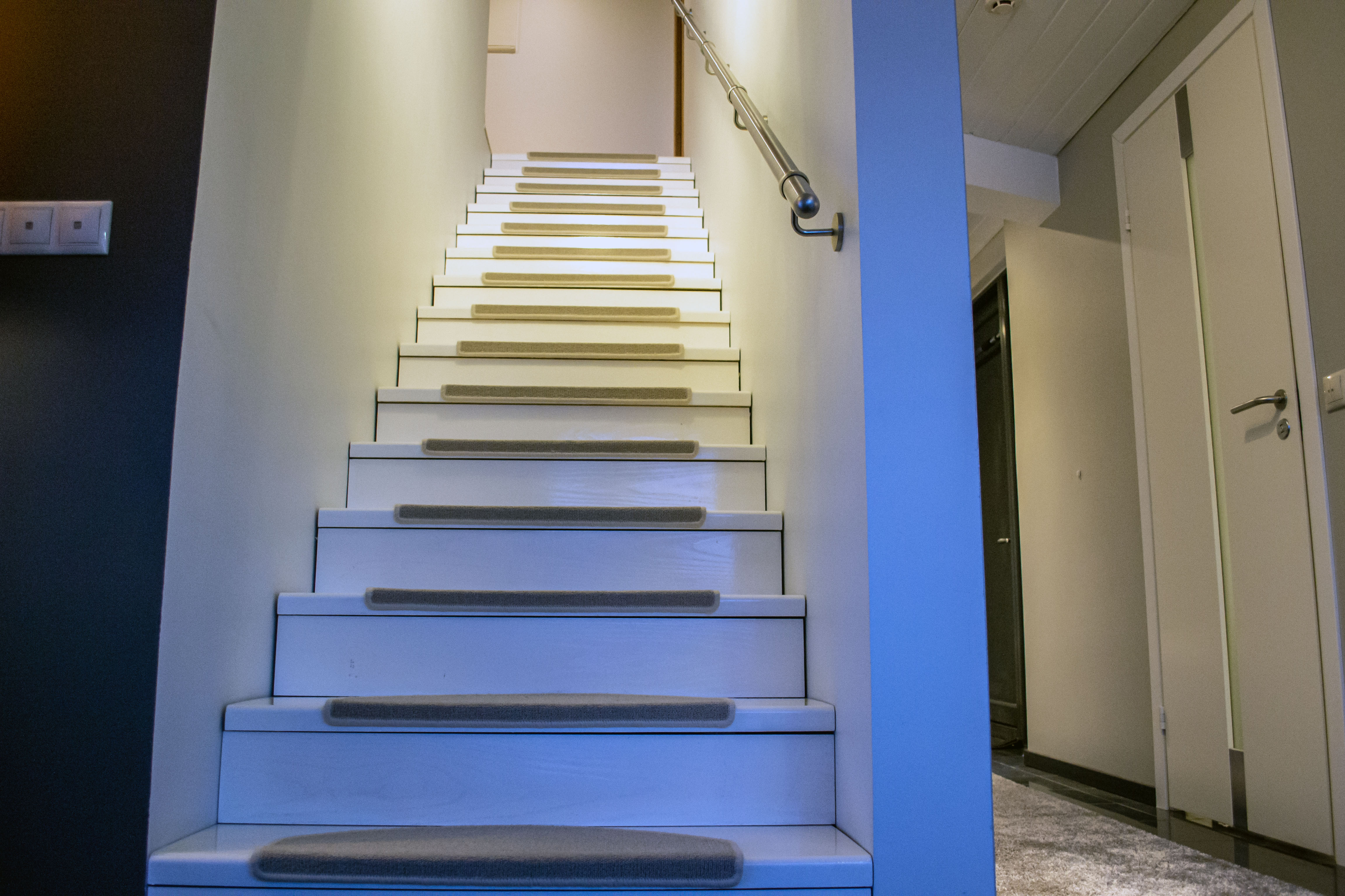 trepp teisele korrusele