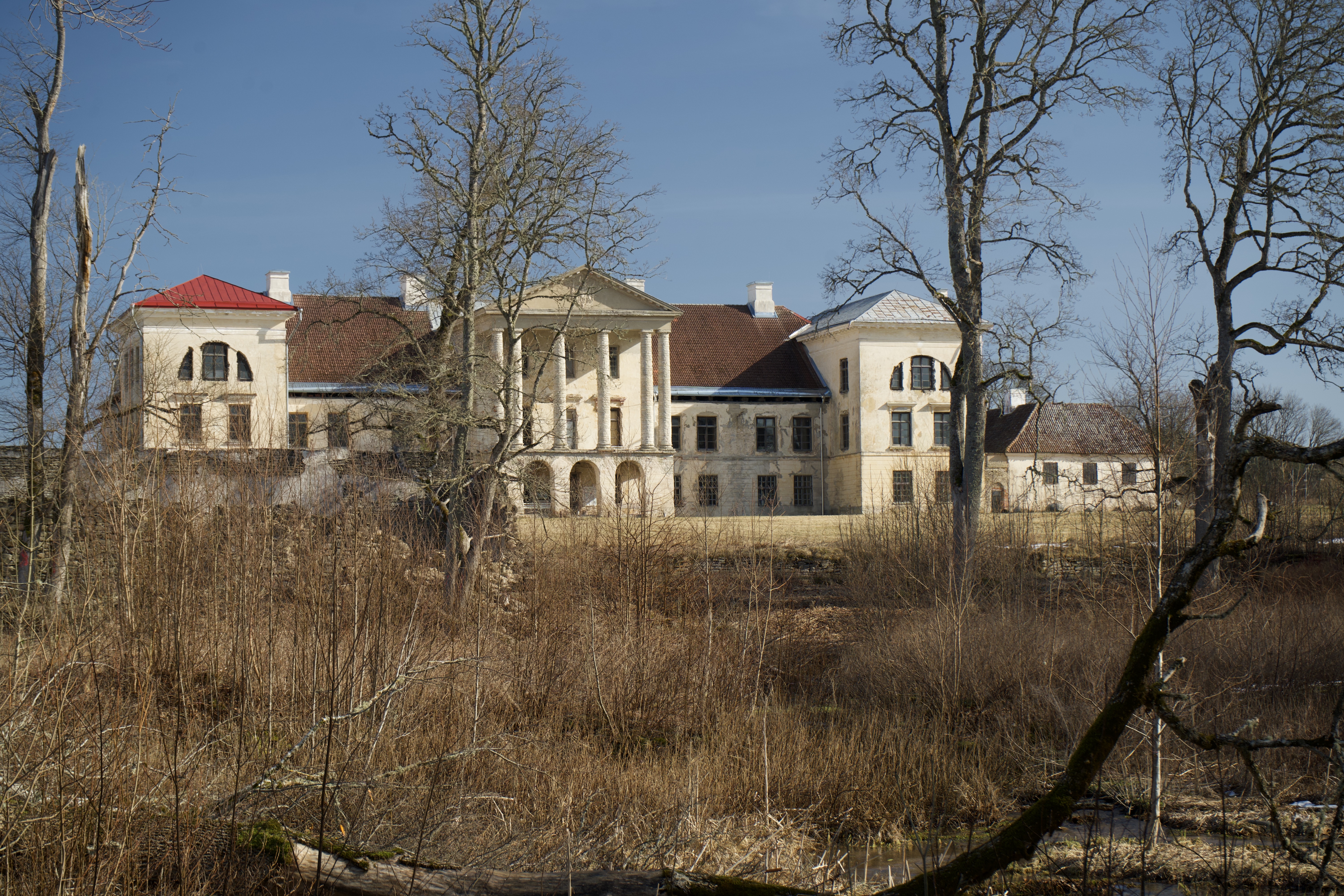 Ajahamba poolt puretud Kolga mõisa häärberis on võimalik tunnetada salapära ja ehedat ajaloo hõngu. Esimeste teadete järgi 13. saj. kuulus Kolga mõis 