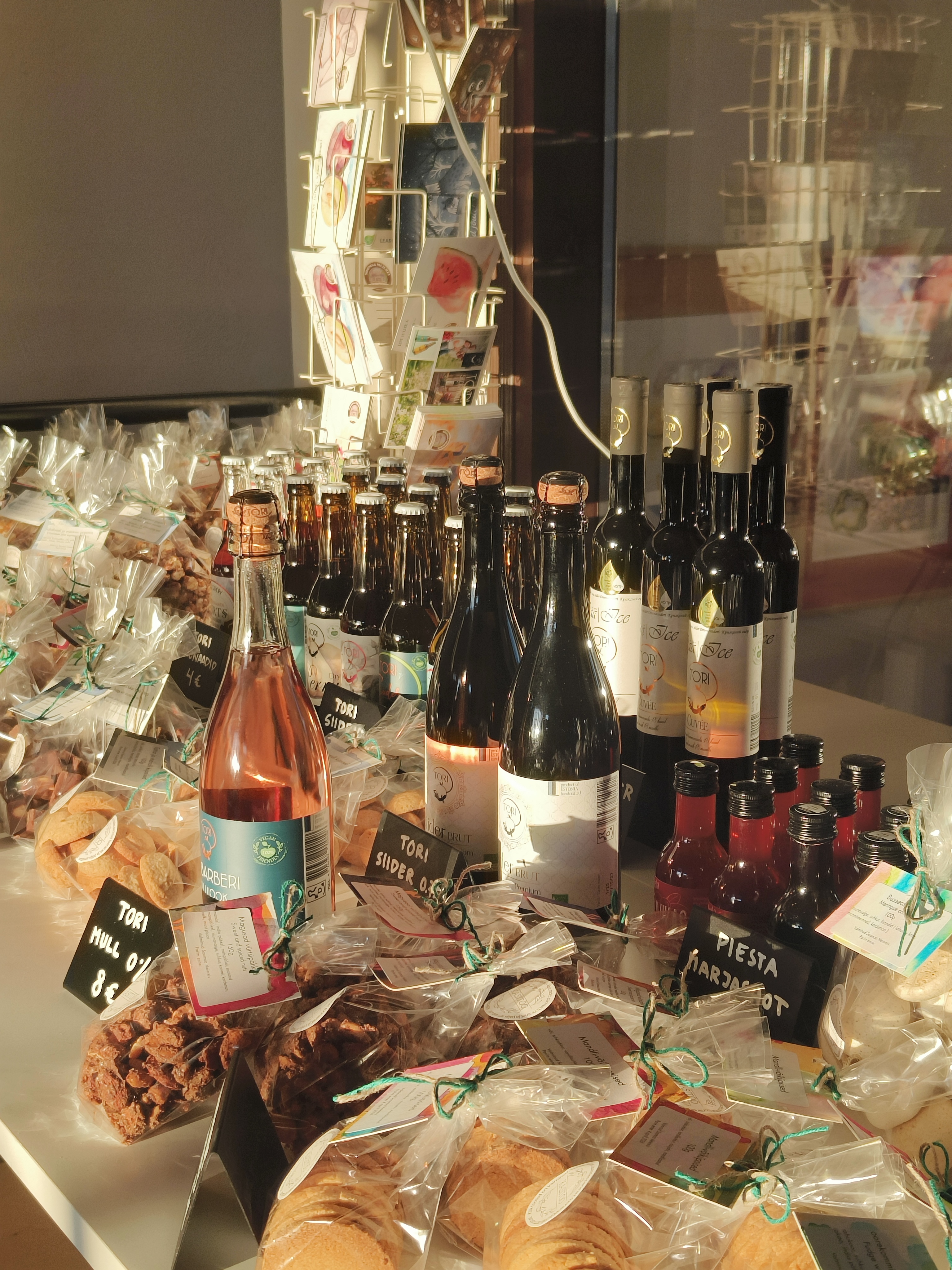 Paikallisia tuotteita myyvä lahjatavarakauppa Soomaan kansallispuiston laidalla.