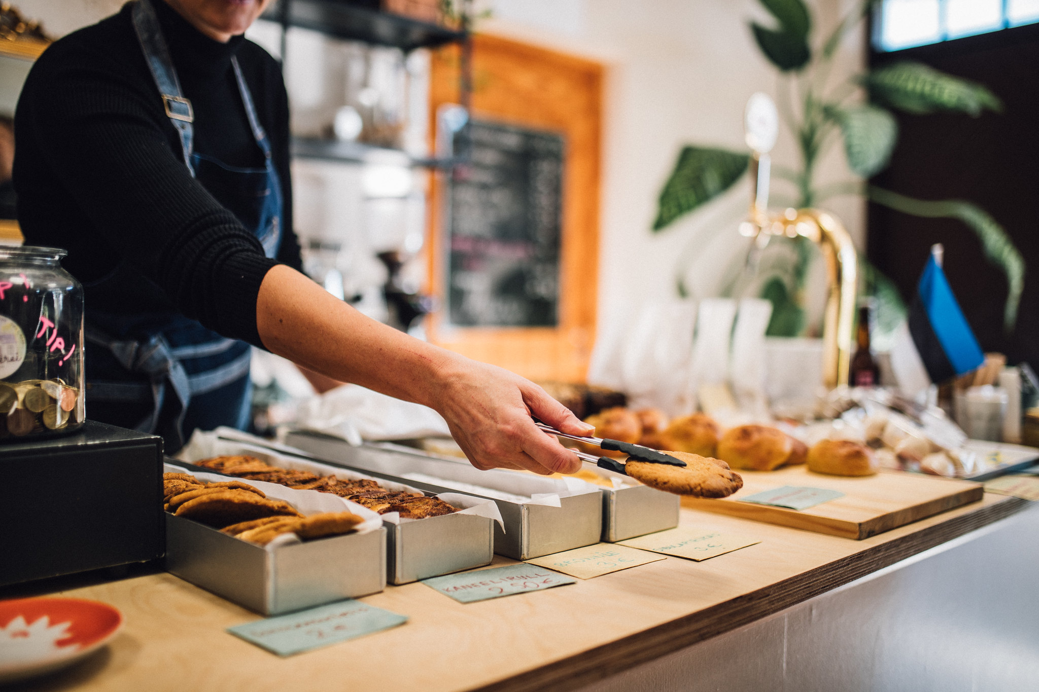 Tuoreet leivonnaiset Soomaan Meijerin kahvilassa ja lahjatavarakaupassa
