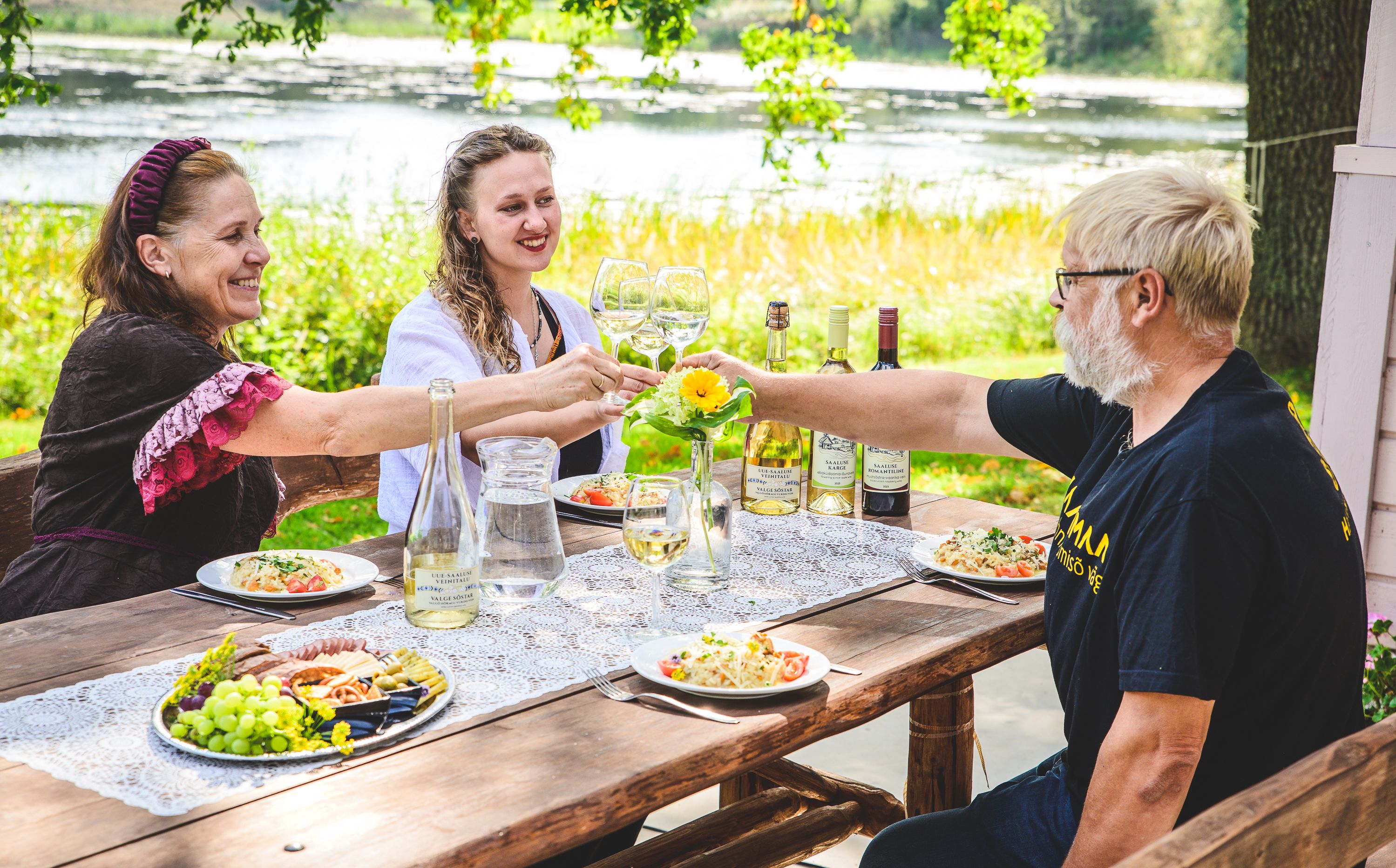 Naudi Uue-Saalusel õhtusööki järve kaldal