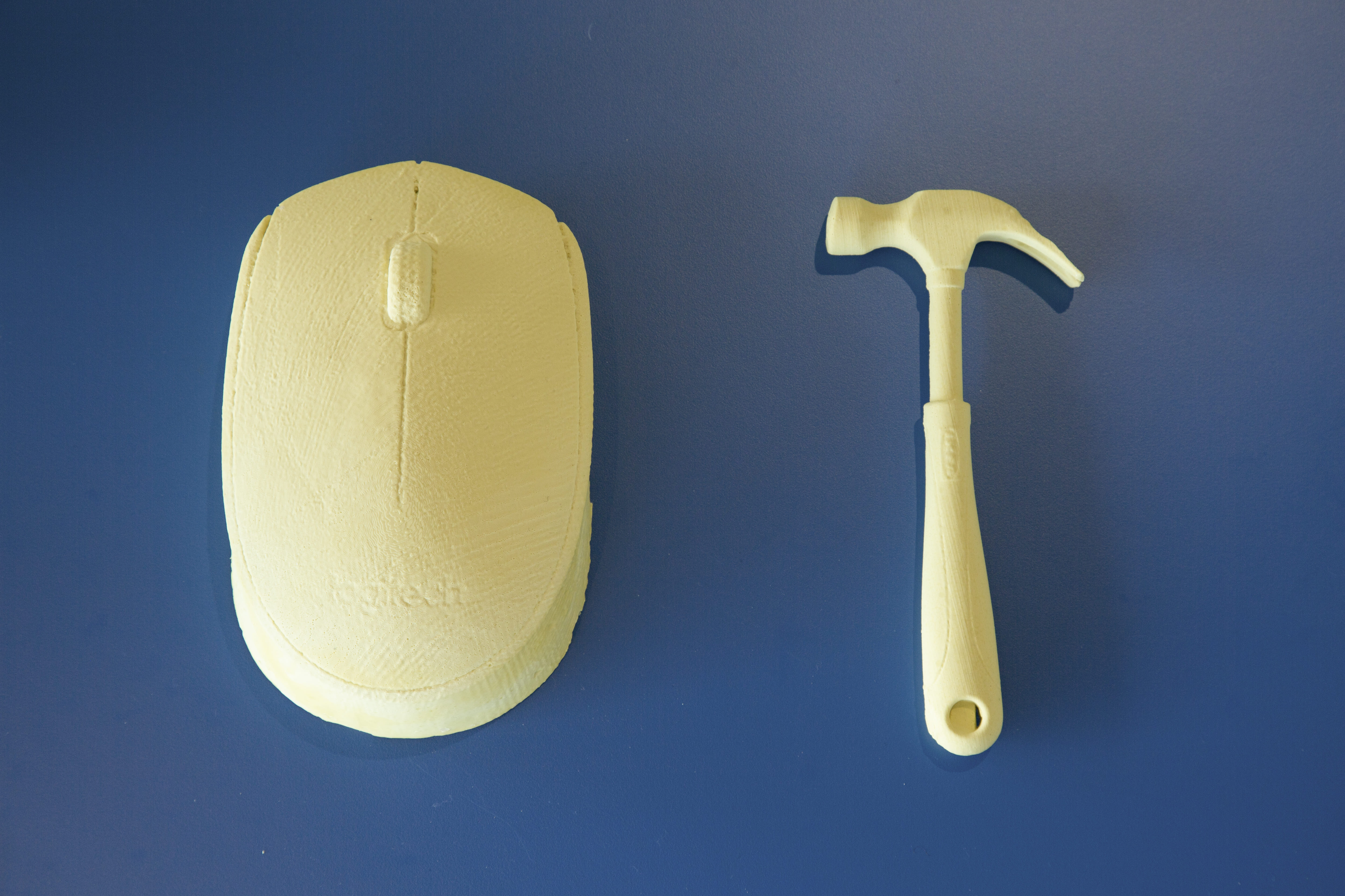 Magnhild Øen Nordahl „Handliche Objekte (Hammer, Maus)“, 2022