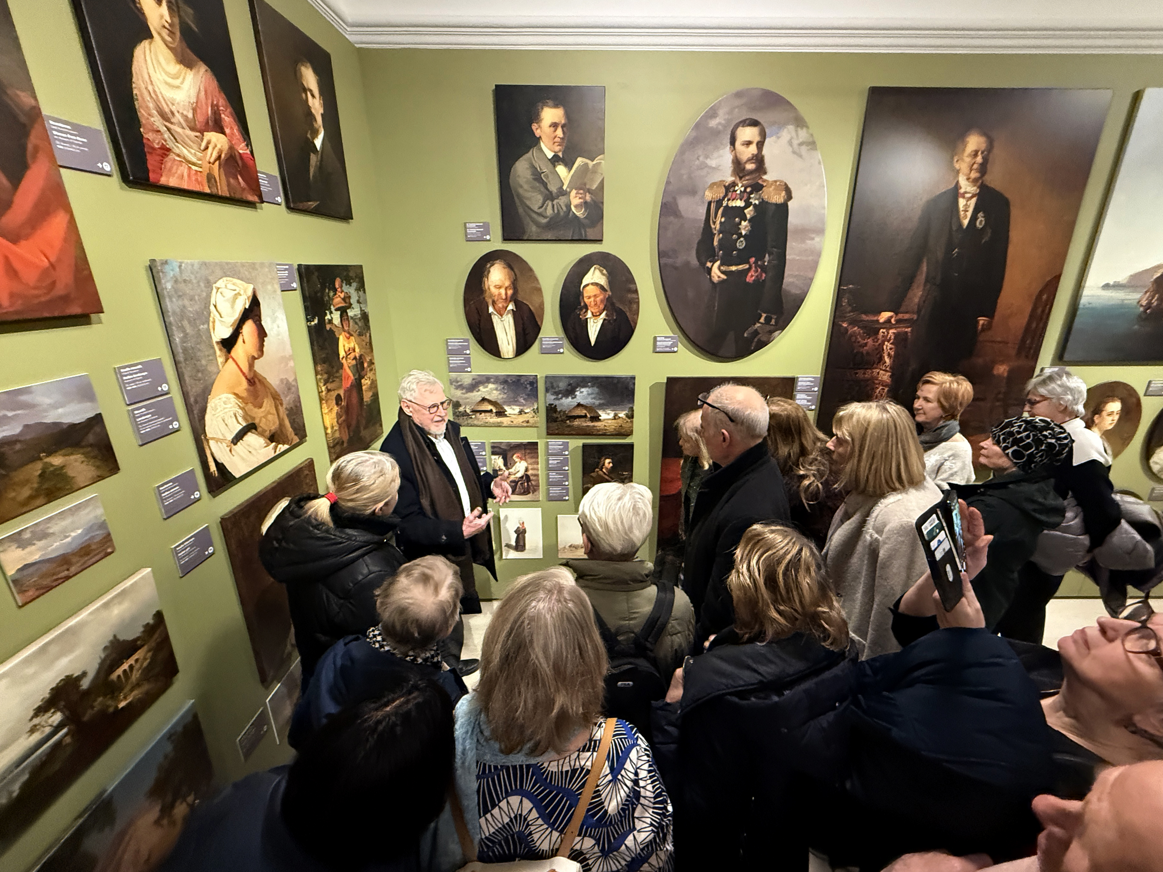 Tiit Pääsuke Köler 200 näitusel giidituuri läbi viimas