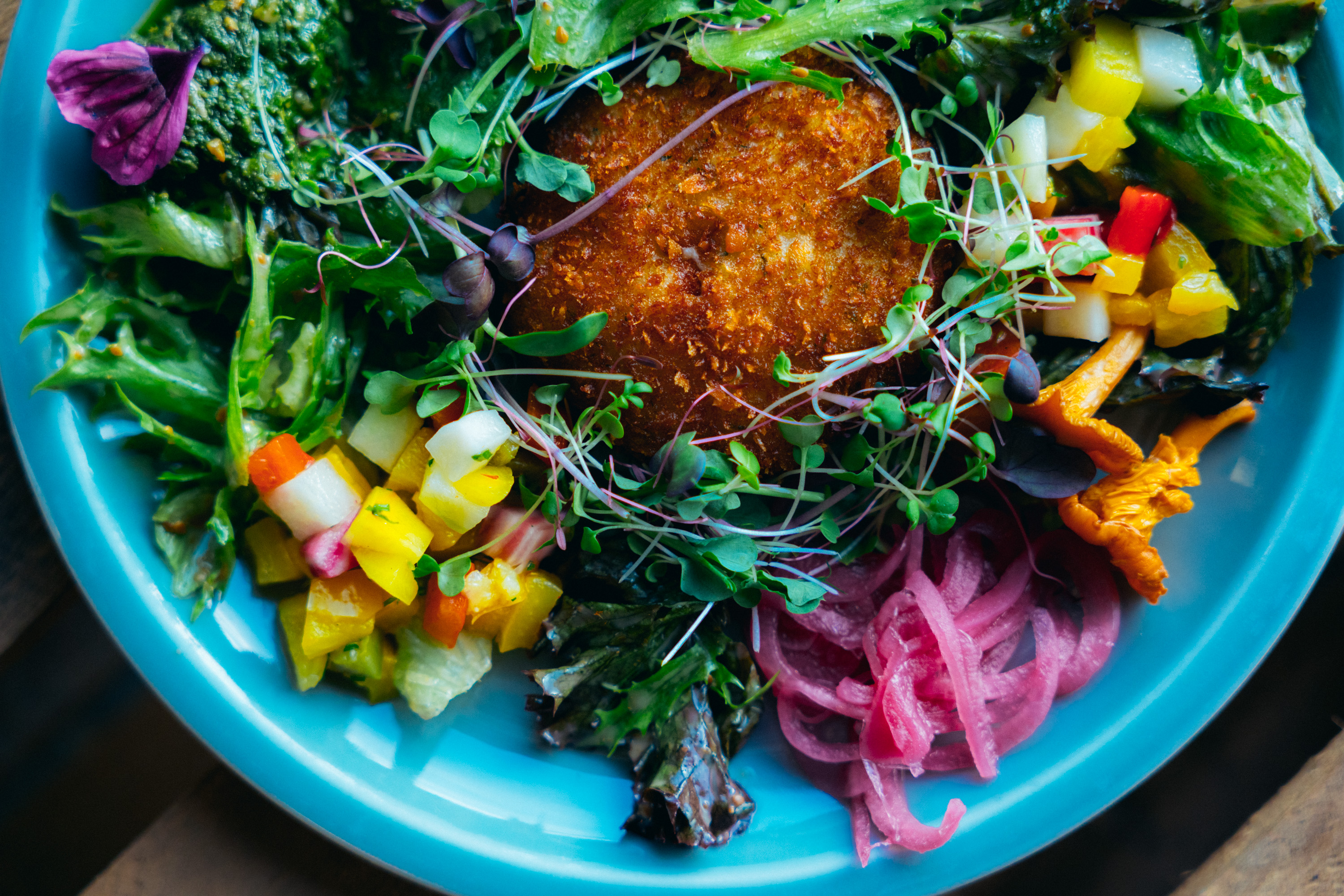 Näyttelyelämykset vaativat aikaa ja paikkaa niistä keskustelemiseen. Viihtyisän kahvilan terveellinen aamiaislista ja oman talon leivonnaiset tarjoava