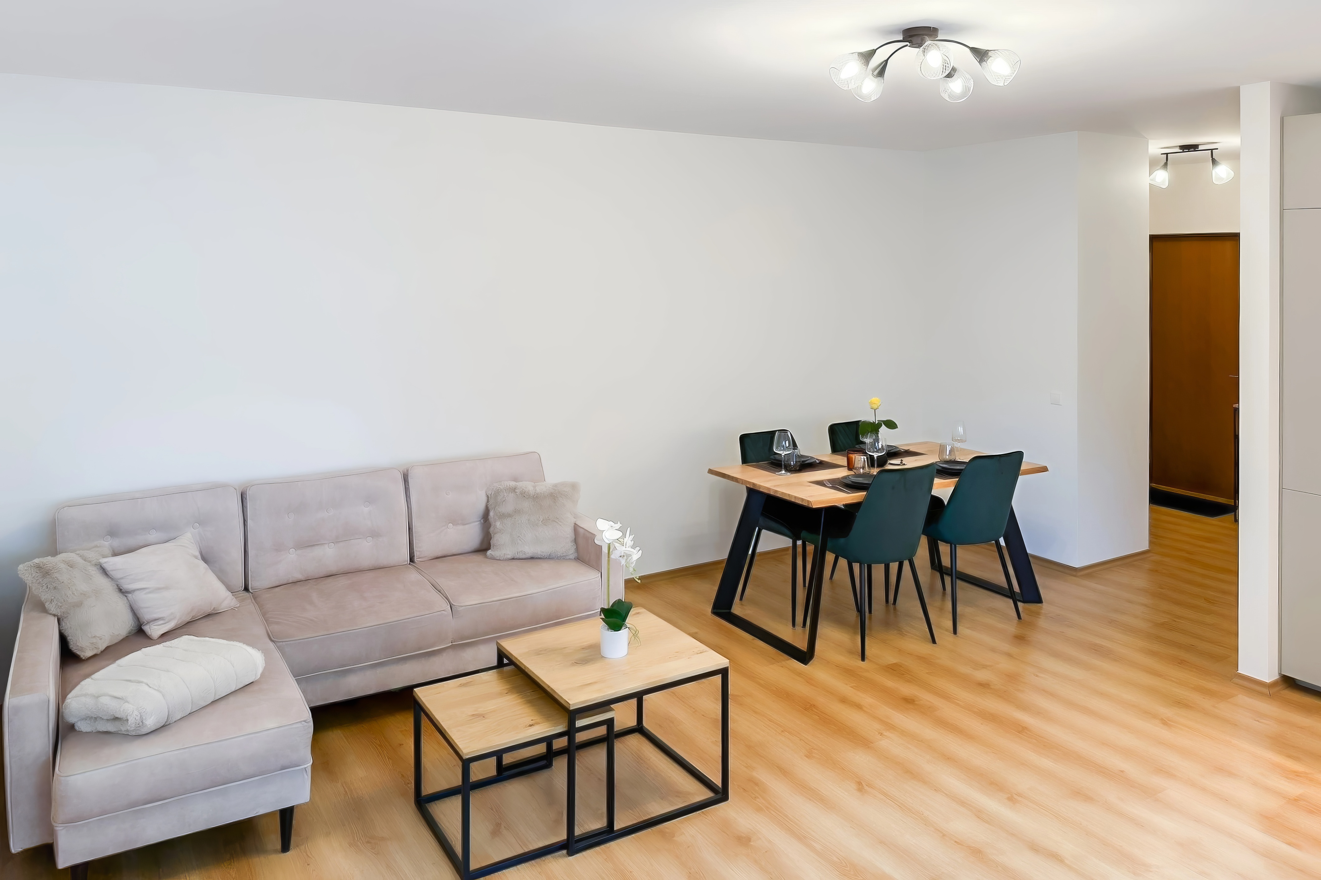 Kuressaare Stays Parkside Apartment elutuba ja söögituba